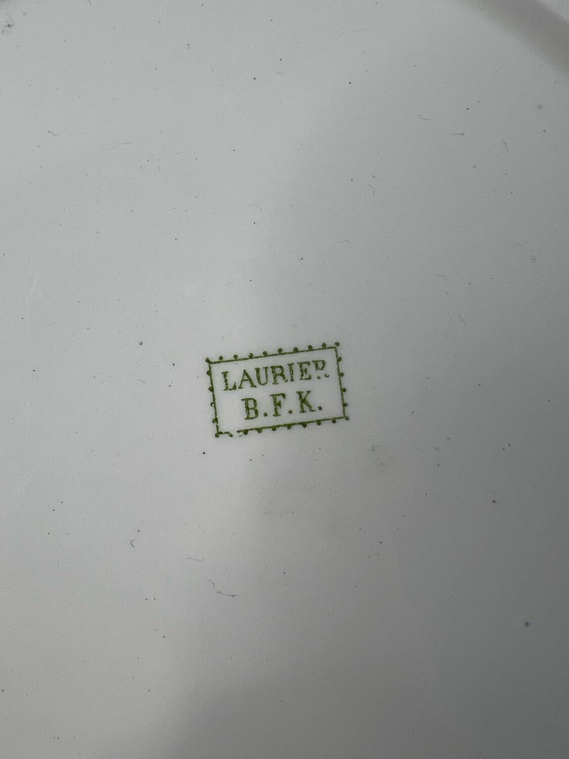 Presentation dish Laurier