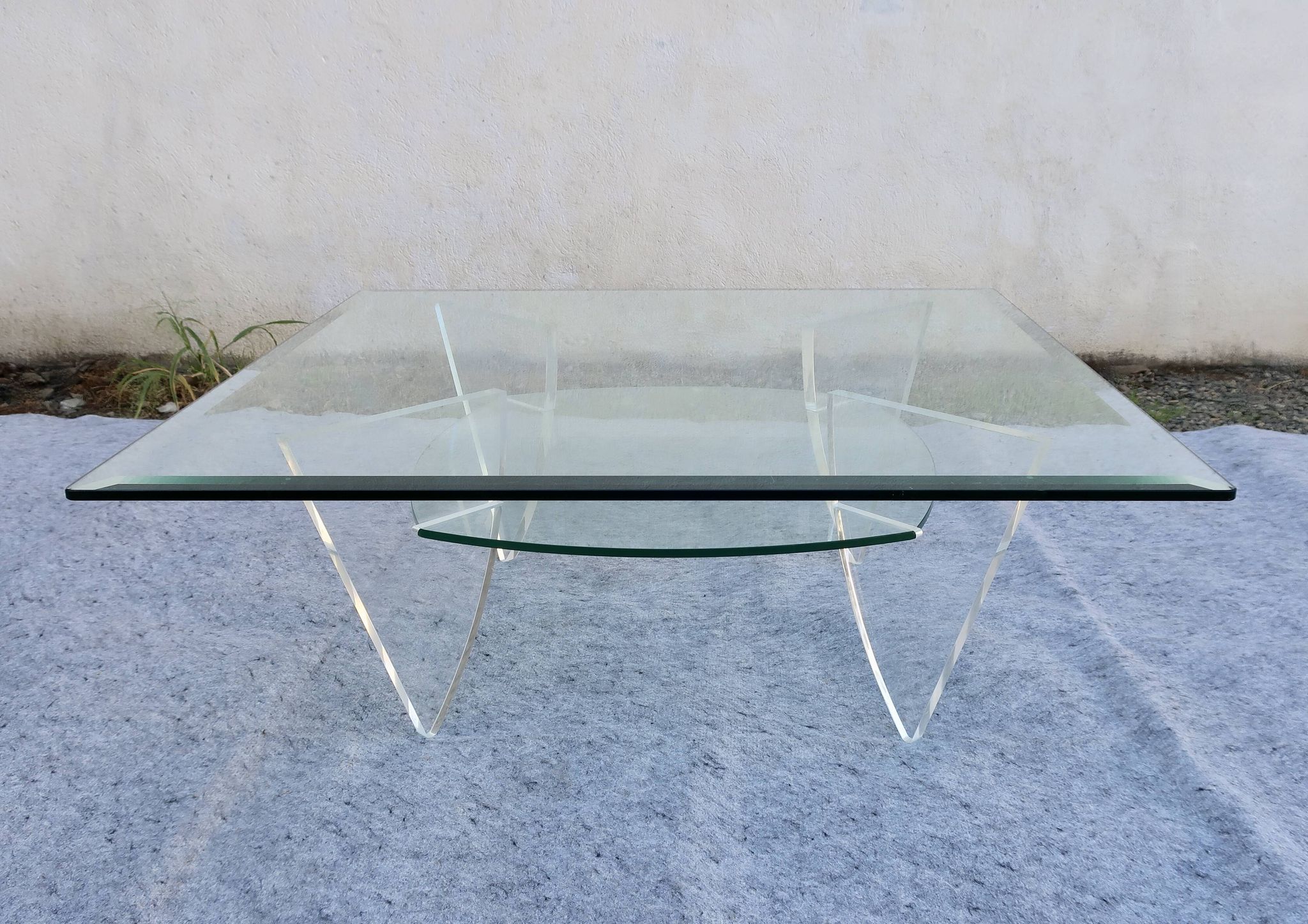 Table basse design années 1980 en verre et perspex (lucite)