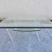 Table basse design années 1980 en verre et perspex (lucite)