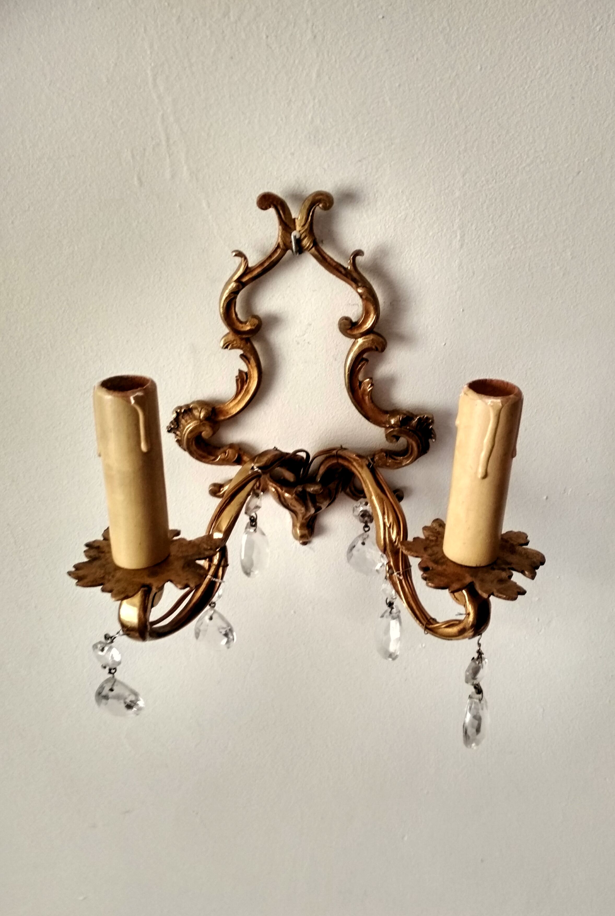 Rococo-style wall lamp in gilded bronze and crystal stamps