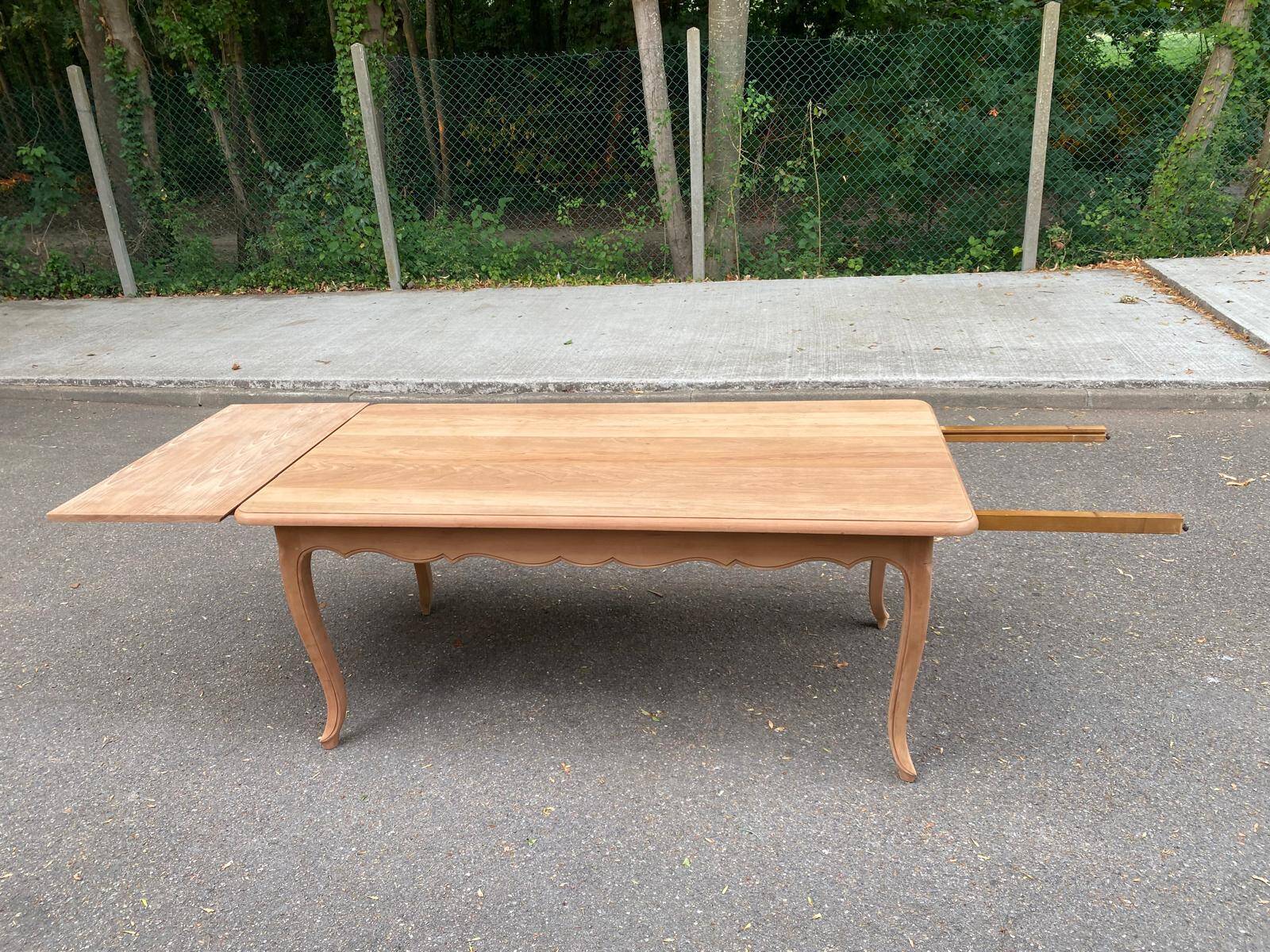Table à manger de ferme chic extensible décapée en merisier massif Louis XV