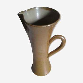 Sandstone vase with 60s cove
