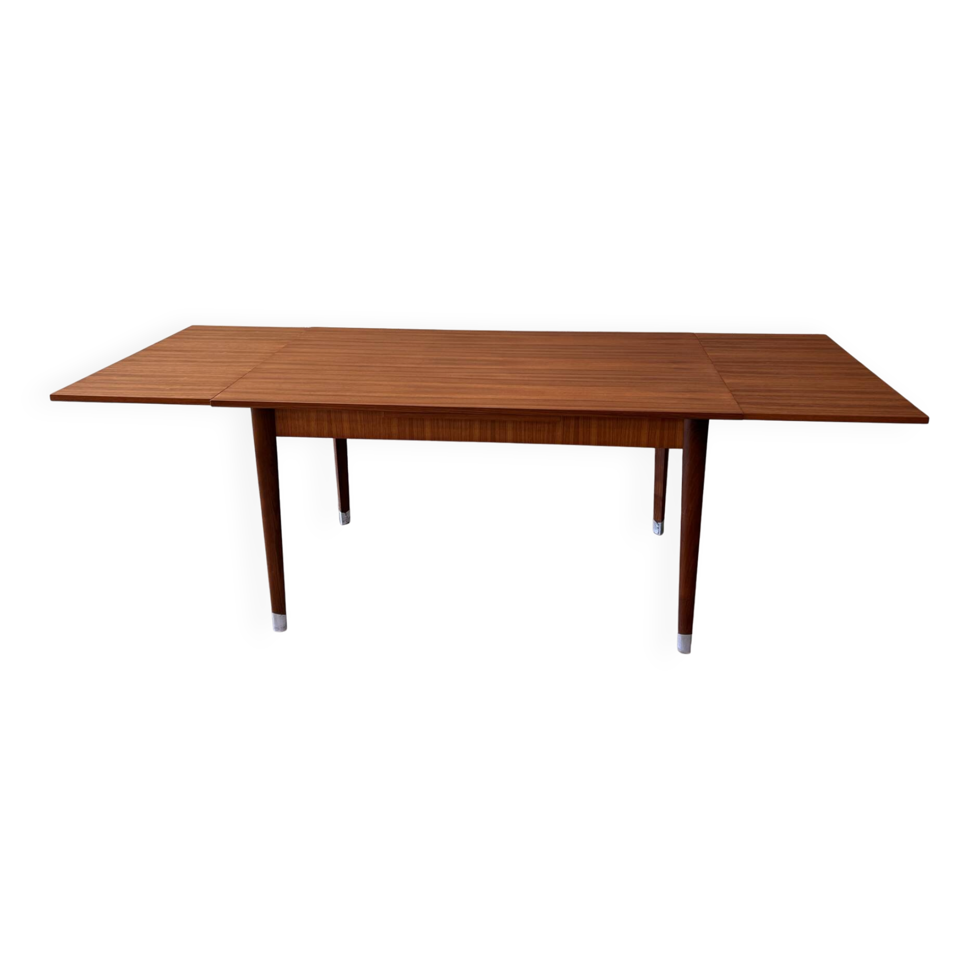 Extendable dining table in teak