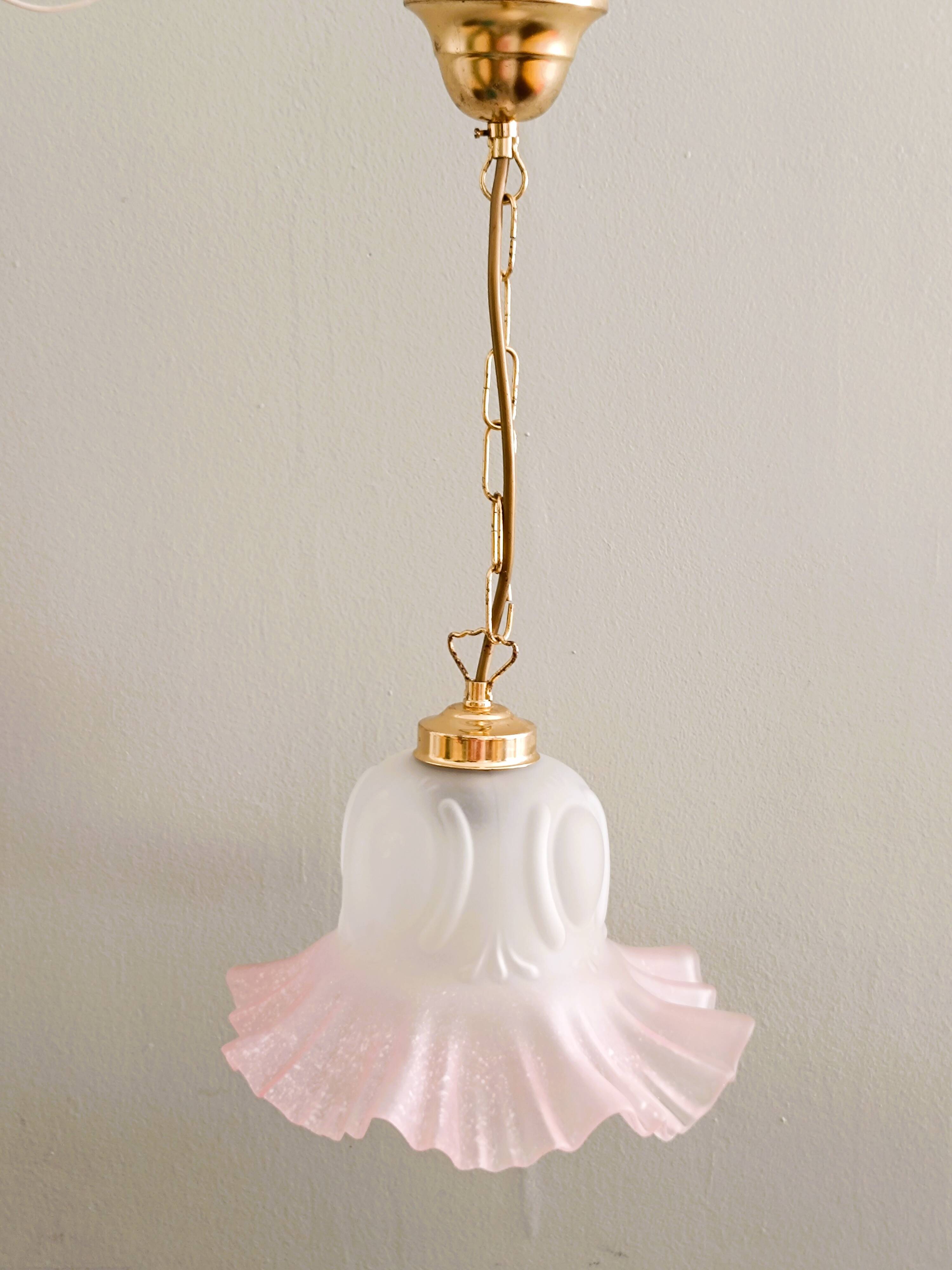 Tulip-shaped pendant light in white and pink glass