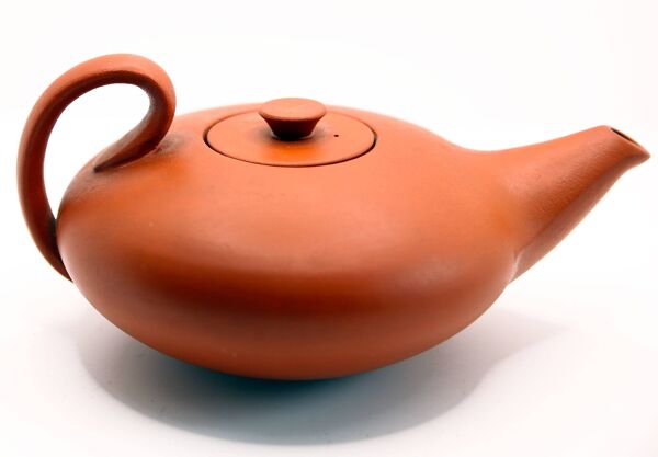 Théière ancienne en terre artisanale de la poterie neuchâteloise, Suisse