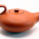 Théière ancienne en terre artisanale de la poterie neuchâteloise, Suisse