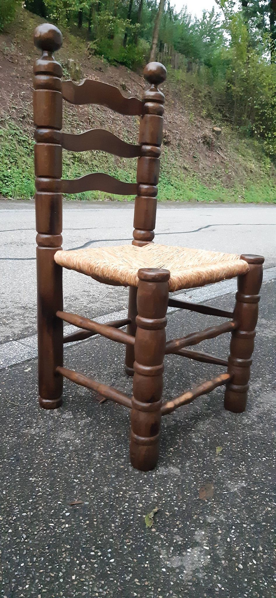 4 chaises brutalistes en bois tourné et paille