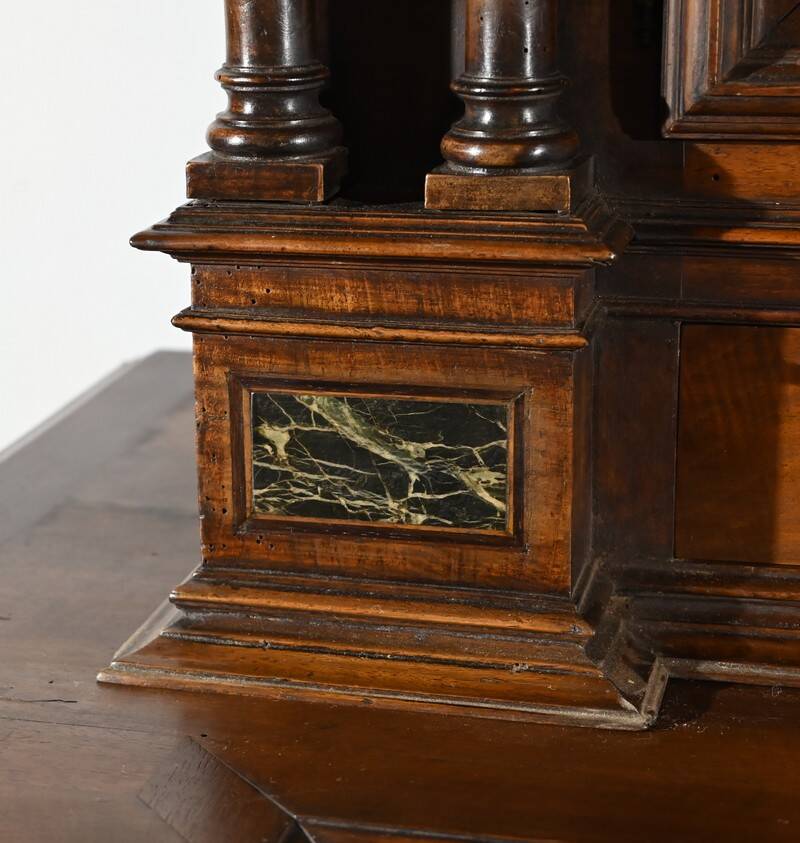 Petit Buffet Deux Corps en Noyer Massif, style Renaissance – Milieu XIXe