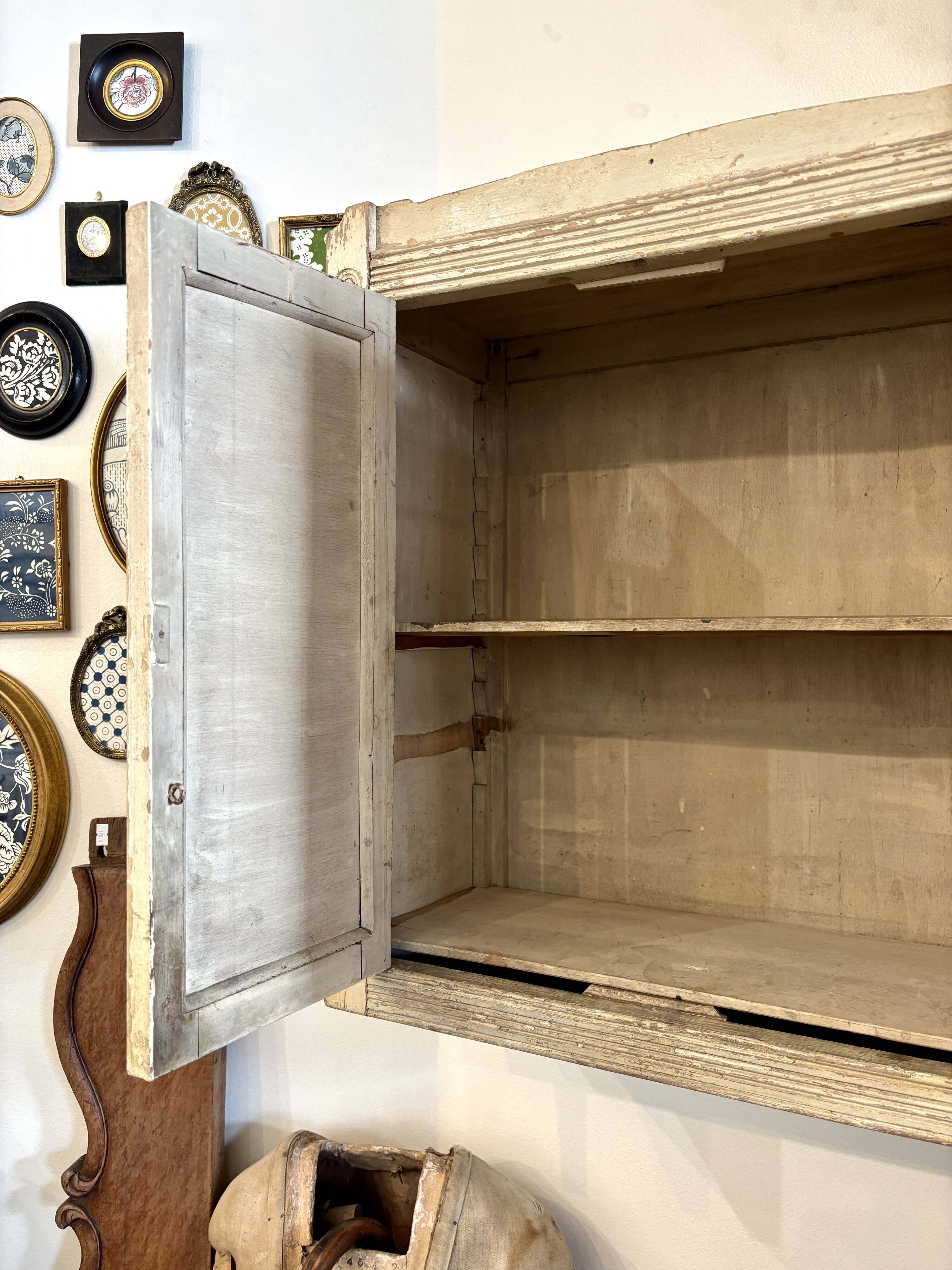 2-door wall cupboard in beige wood ☐ 59 x 50 cm