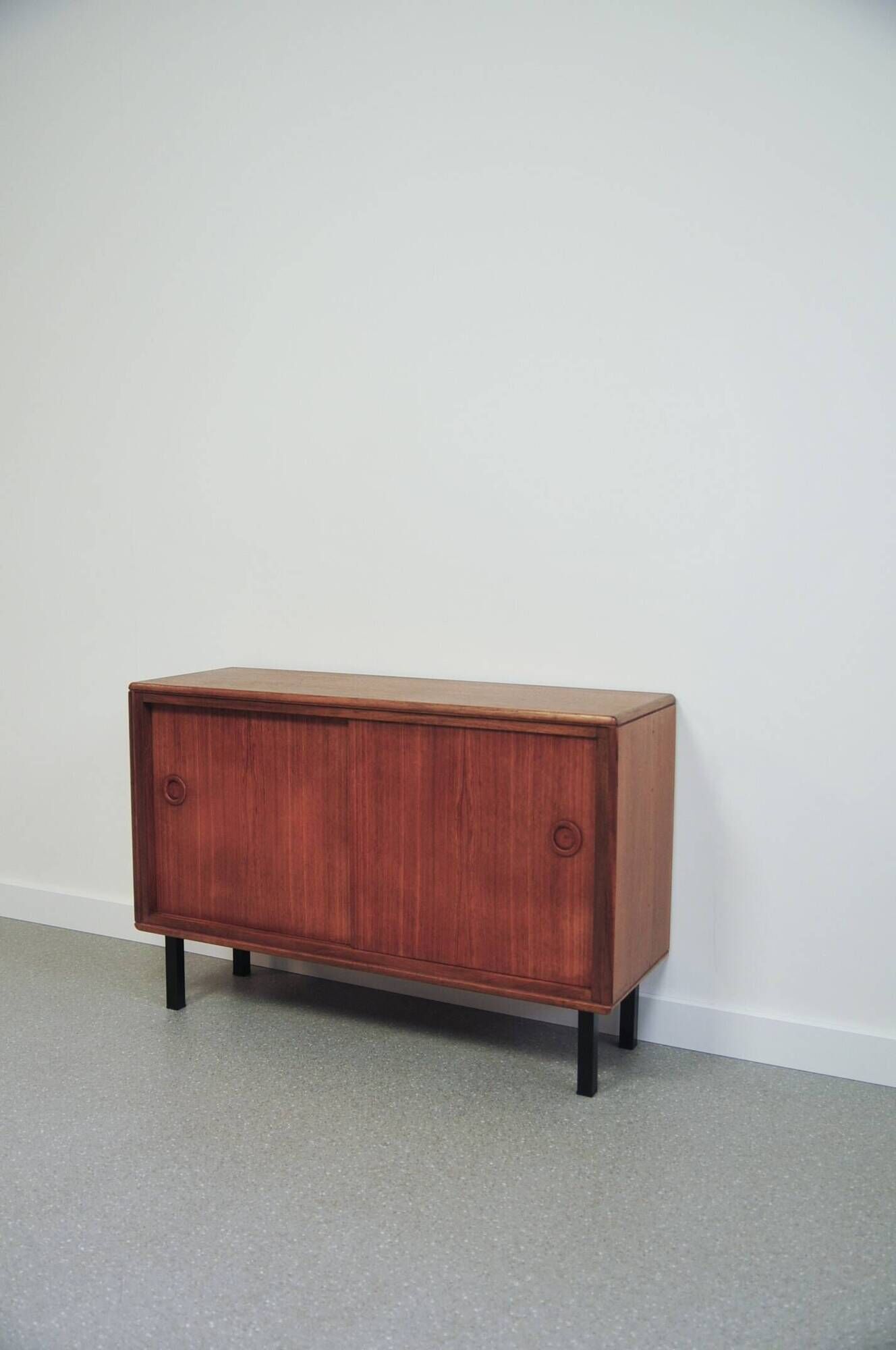 Cabinet en teck vintage avec portes coulissantes