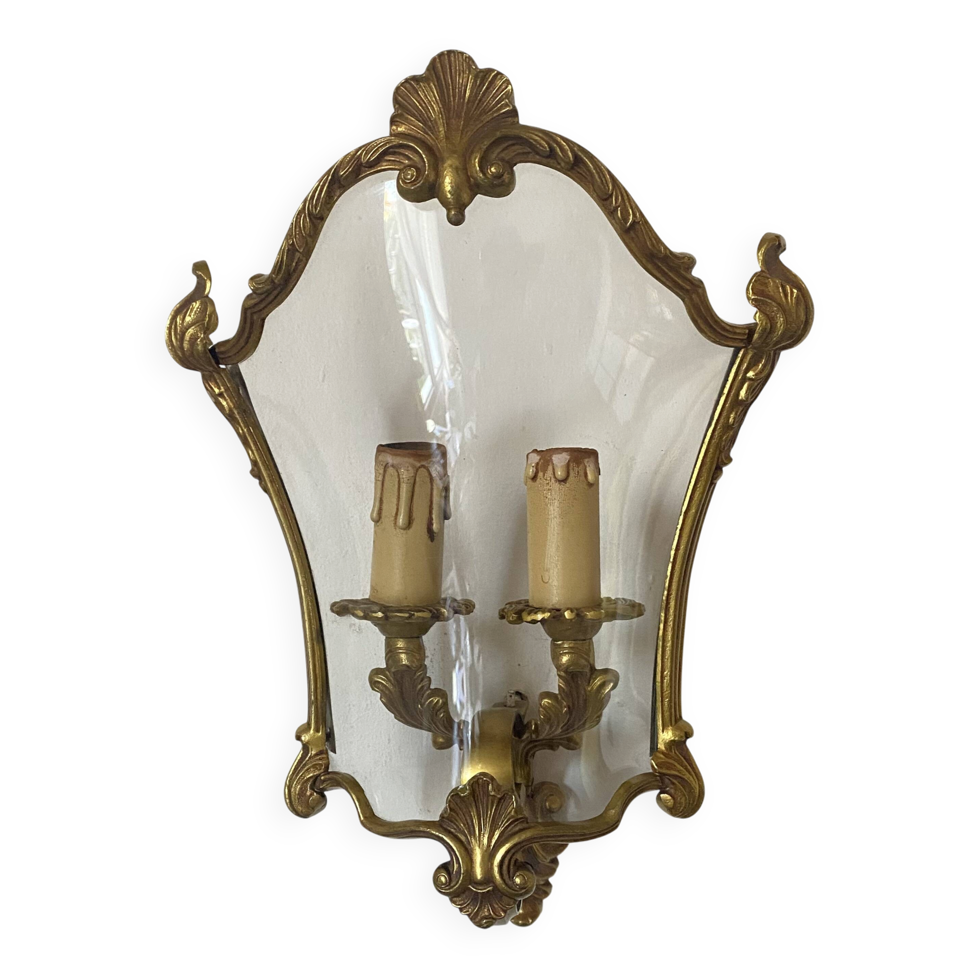 Wall lamp in Louis XV style in brass, shell decoration.