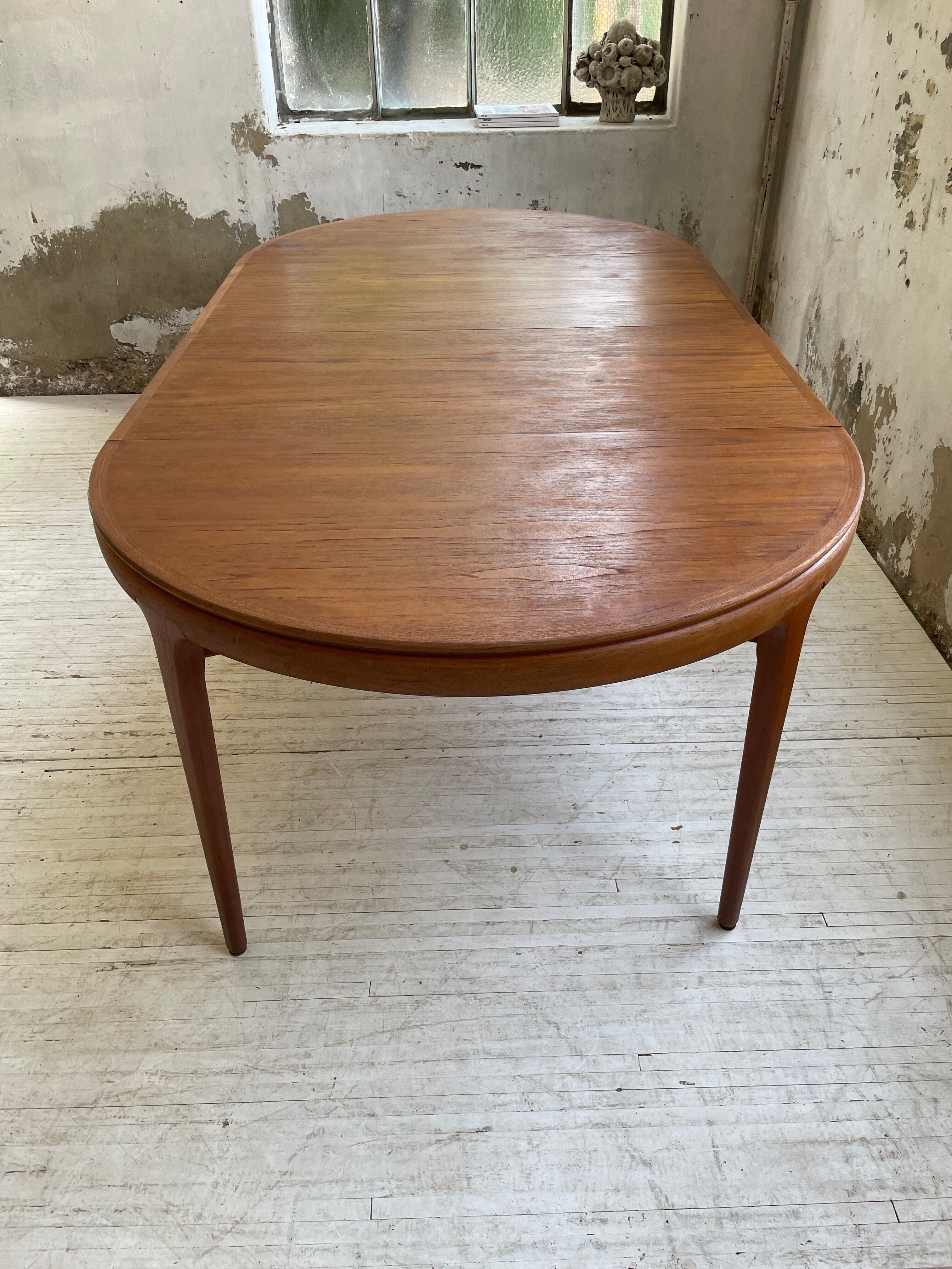 Round table 120-230 cm scandinavian samcom arne hovmand olsen