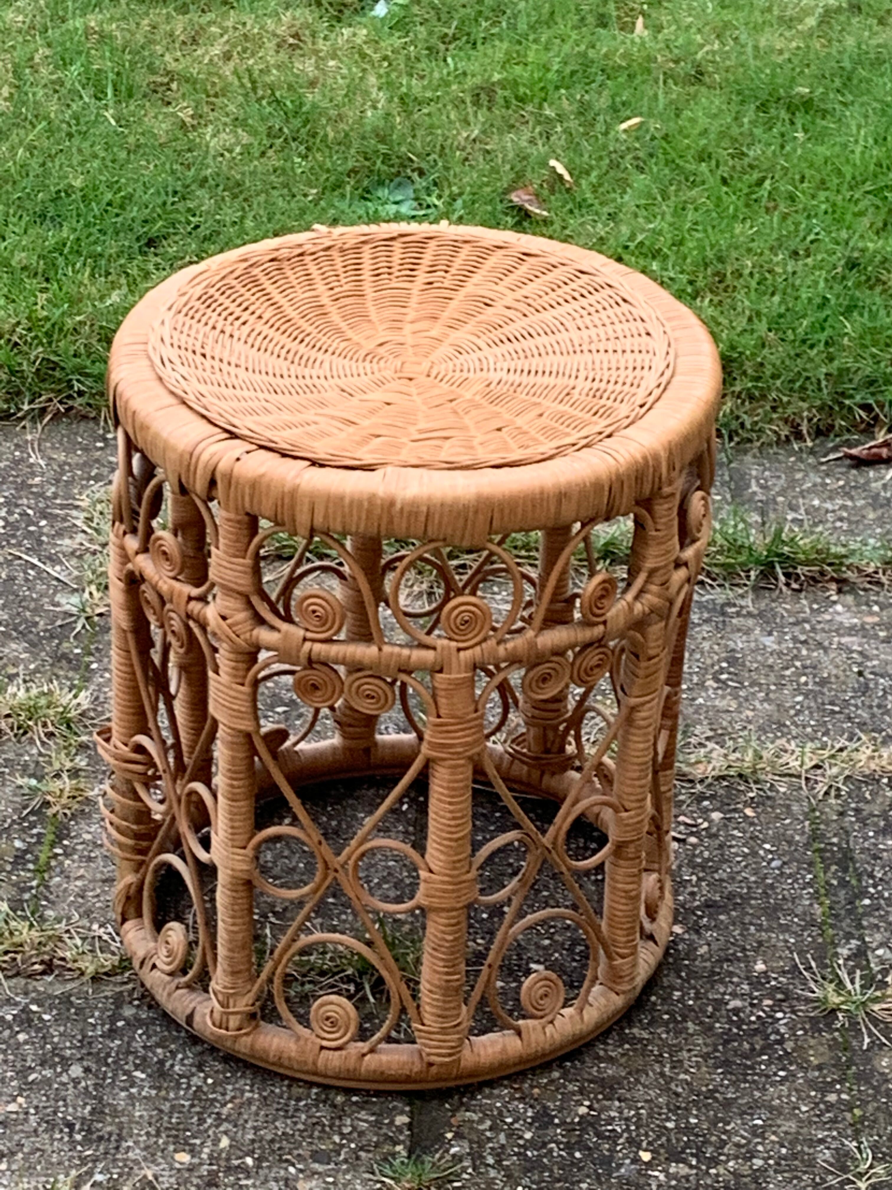 Side table in wicker rattan