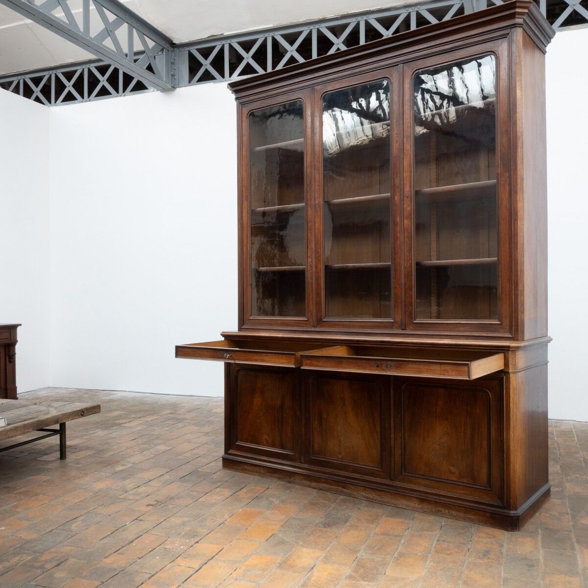 Large glass-fronted library in rosewood from the 19th century.