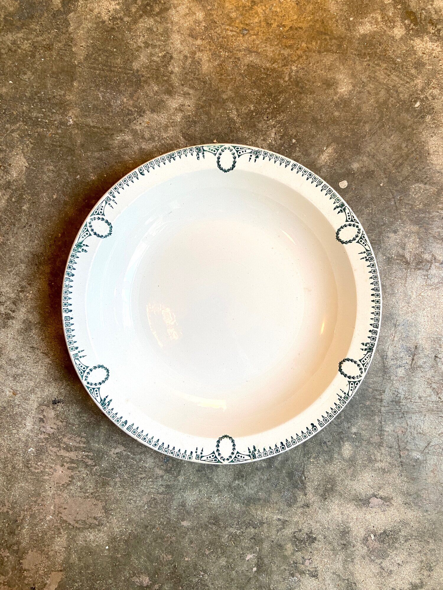 Round and hollow dish St Amand & Hamage in white and blue iron earth