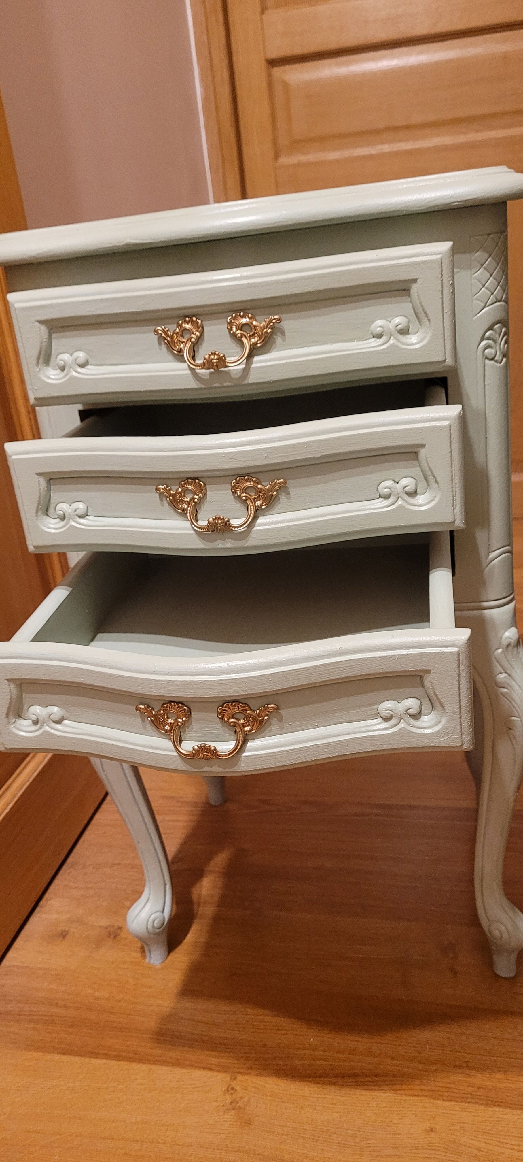 2 bedside tables