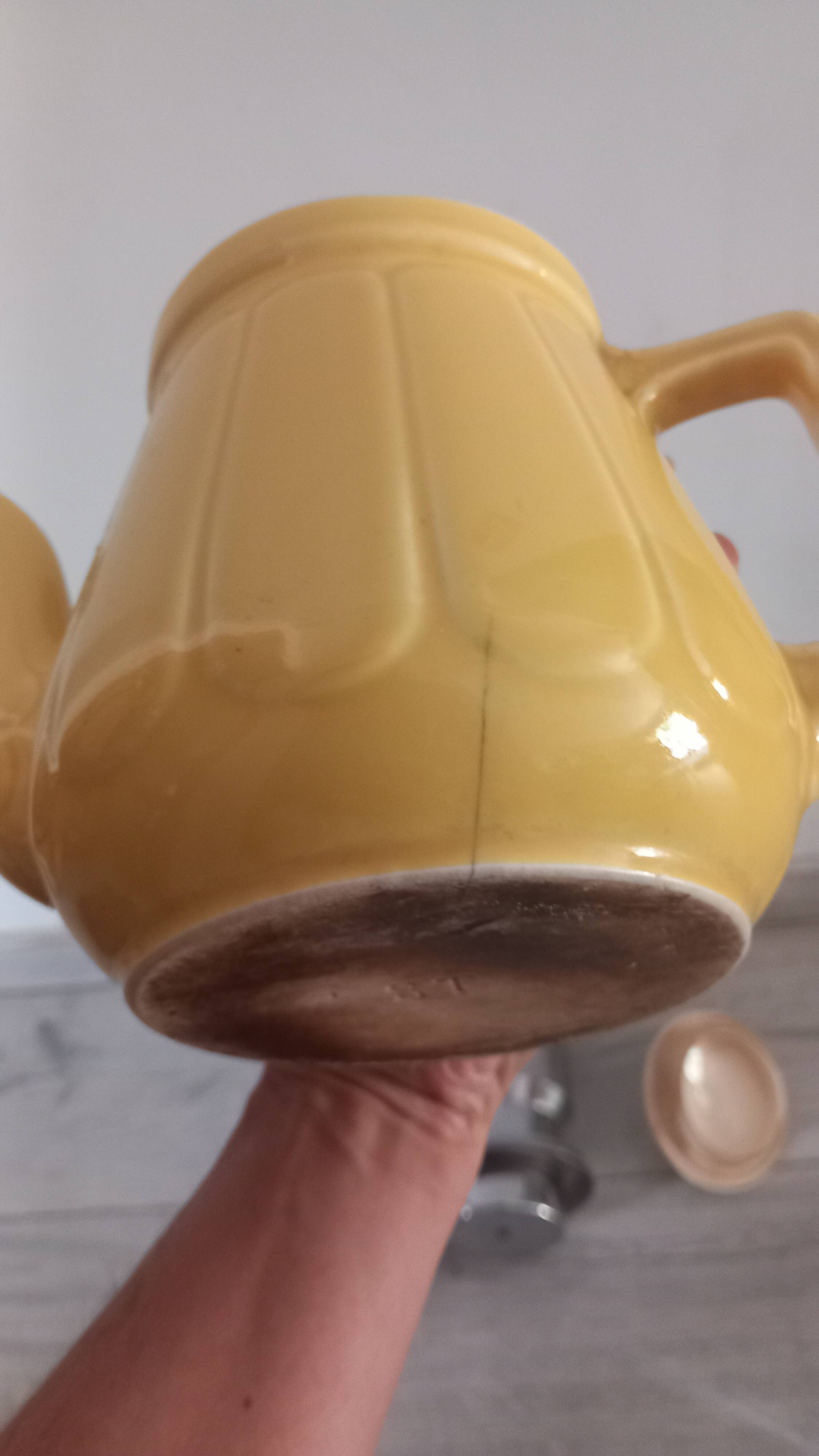 Yellow 1950s coffee pot porcelain and Bakelite selecta