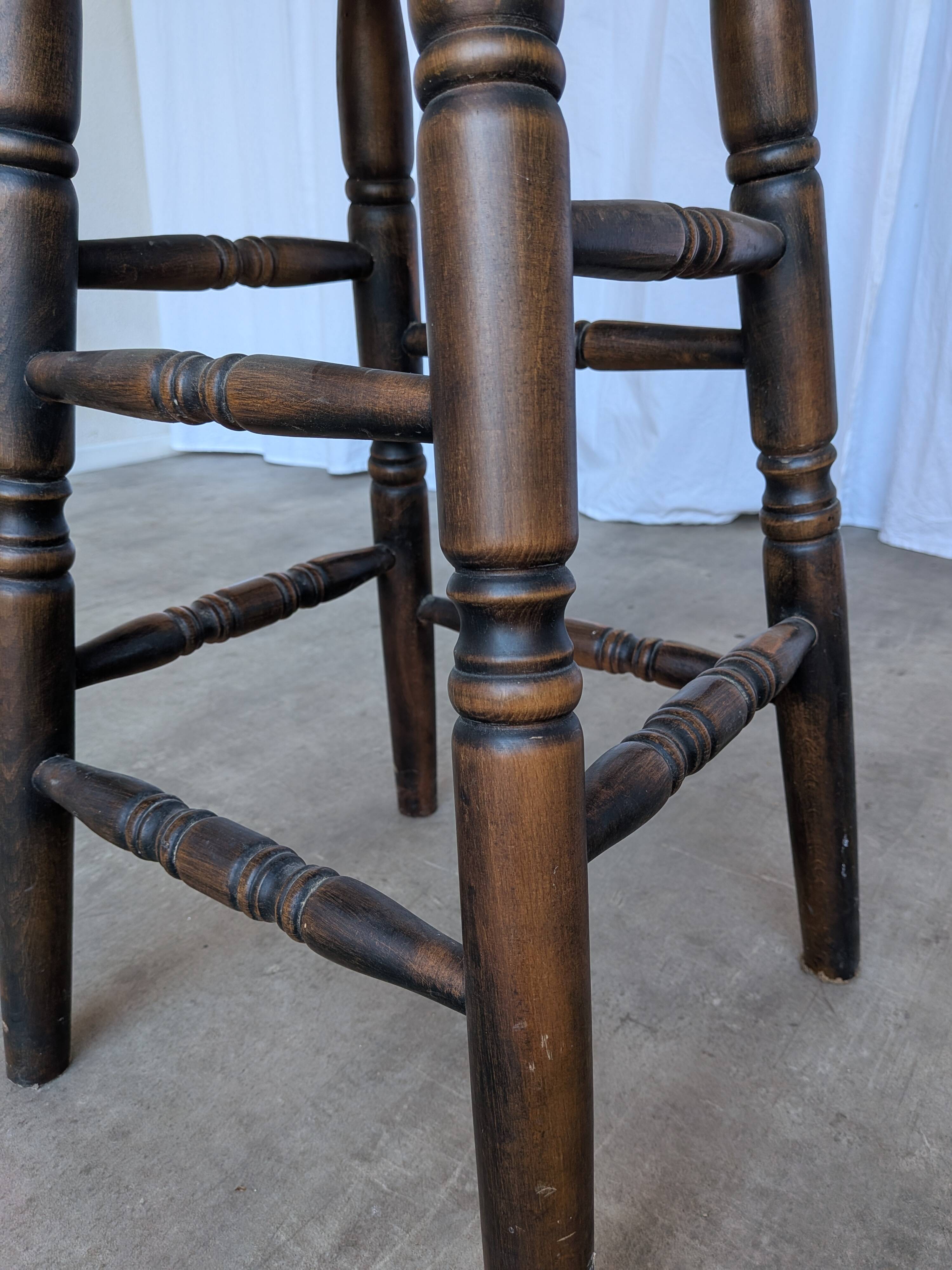 Chaise de bar en bois sculpté vintage : tabouret haut de ferme des années 1970