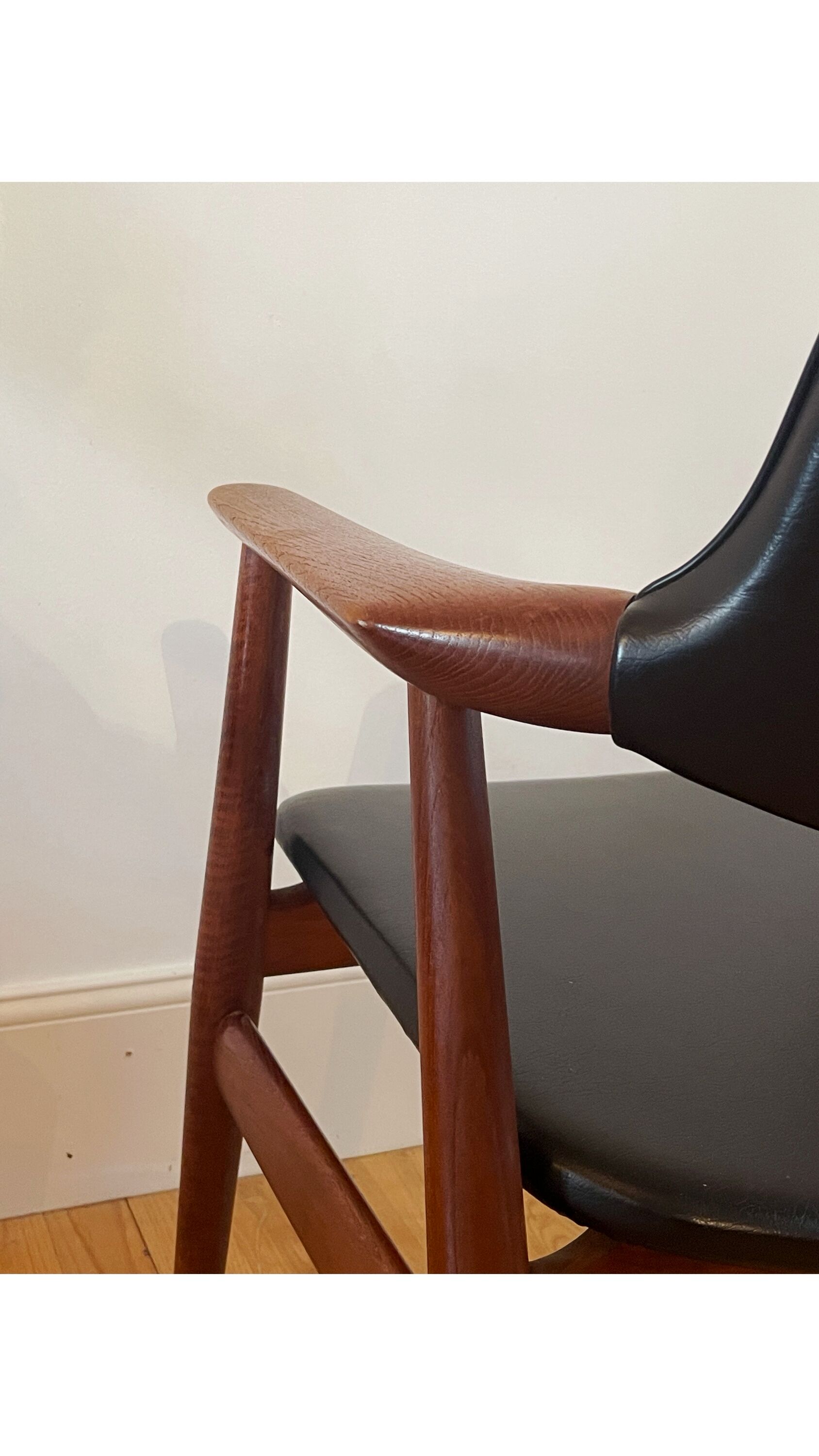 Paire de fauteuils GM11 par Eriksen 1950