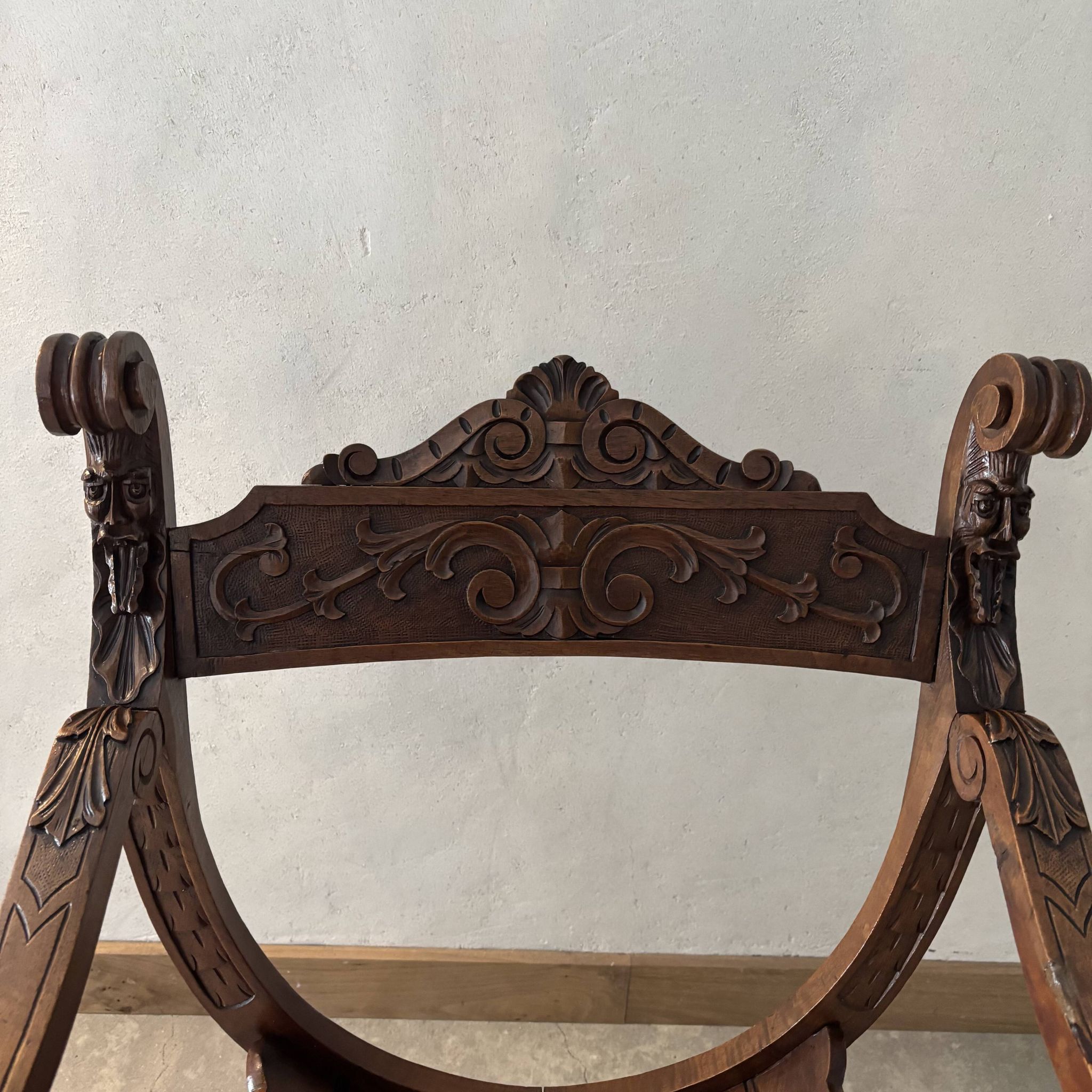 Fauteuil Dagobert en noyer, style médiéval, fin XIXe