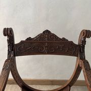 Fauteuil Dagobert en noyer, style médiéval, fin XIXe