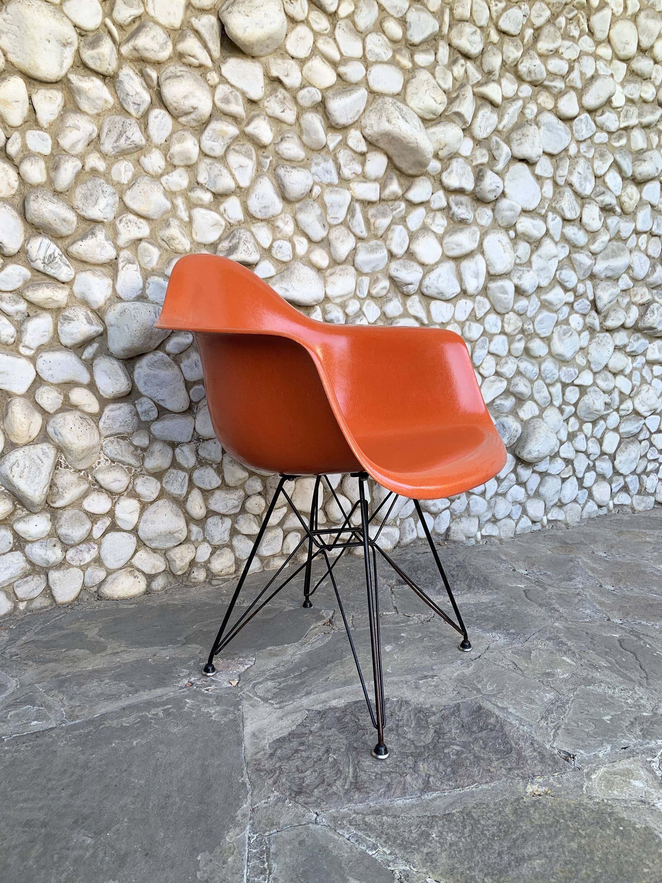Fauteuil Eames DAR orange, base Eiffel originale, Herman Miller, 1960