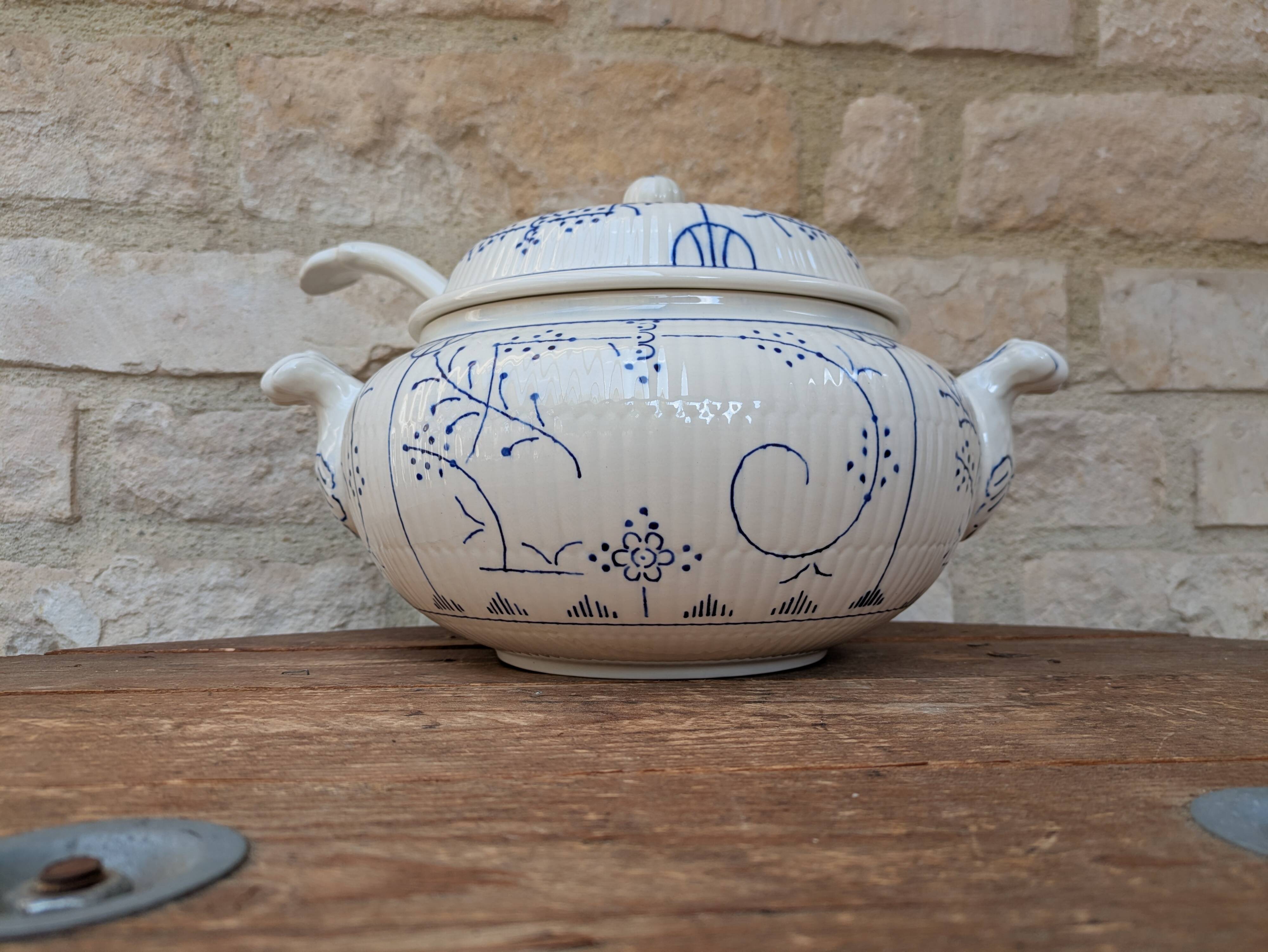 Soup tureen with lid and ladle Boch la Louvière model Copenhagen