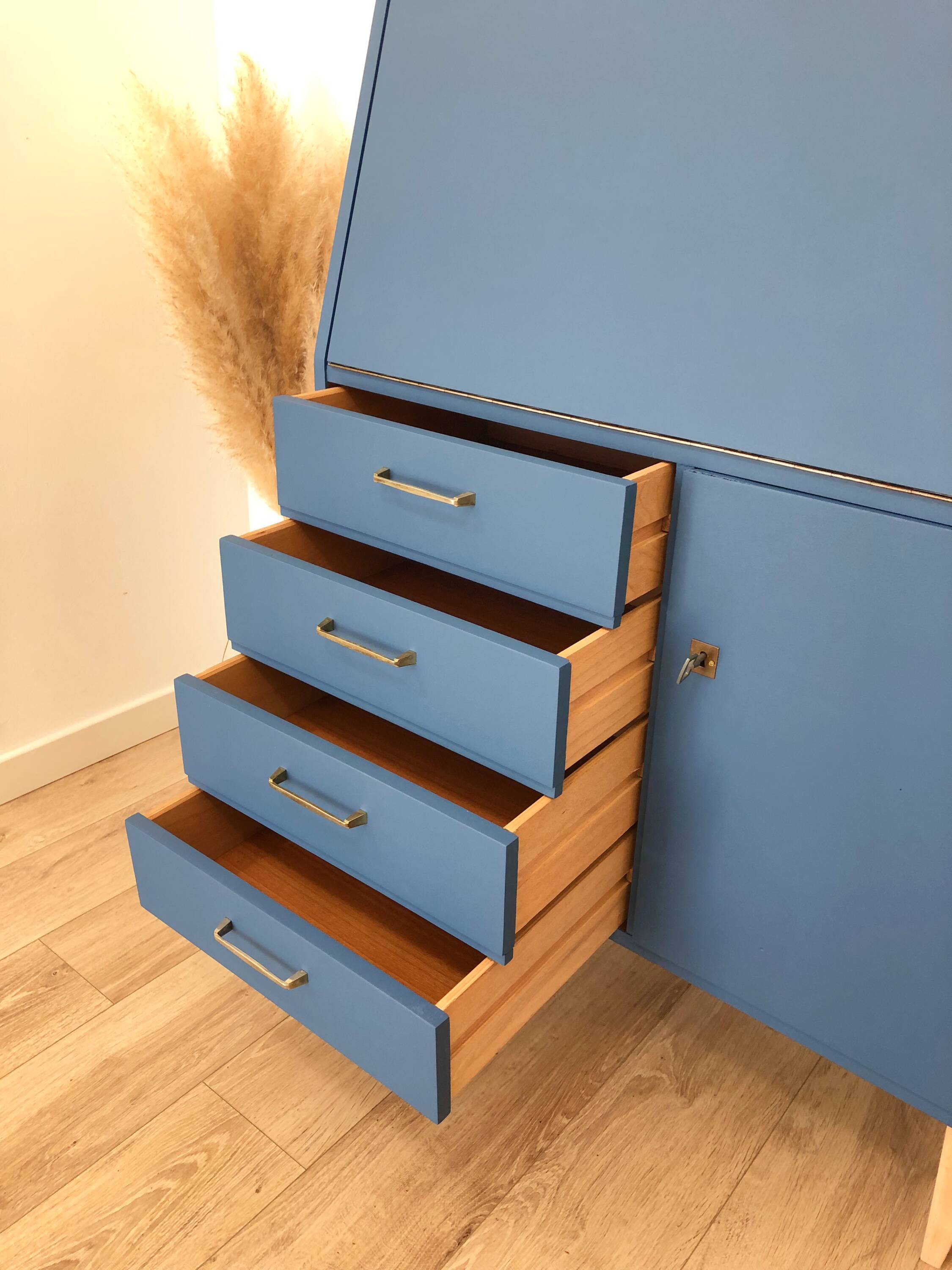 70s Secretary, Seram Blue