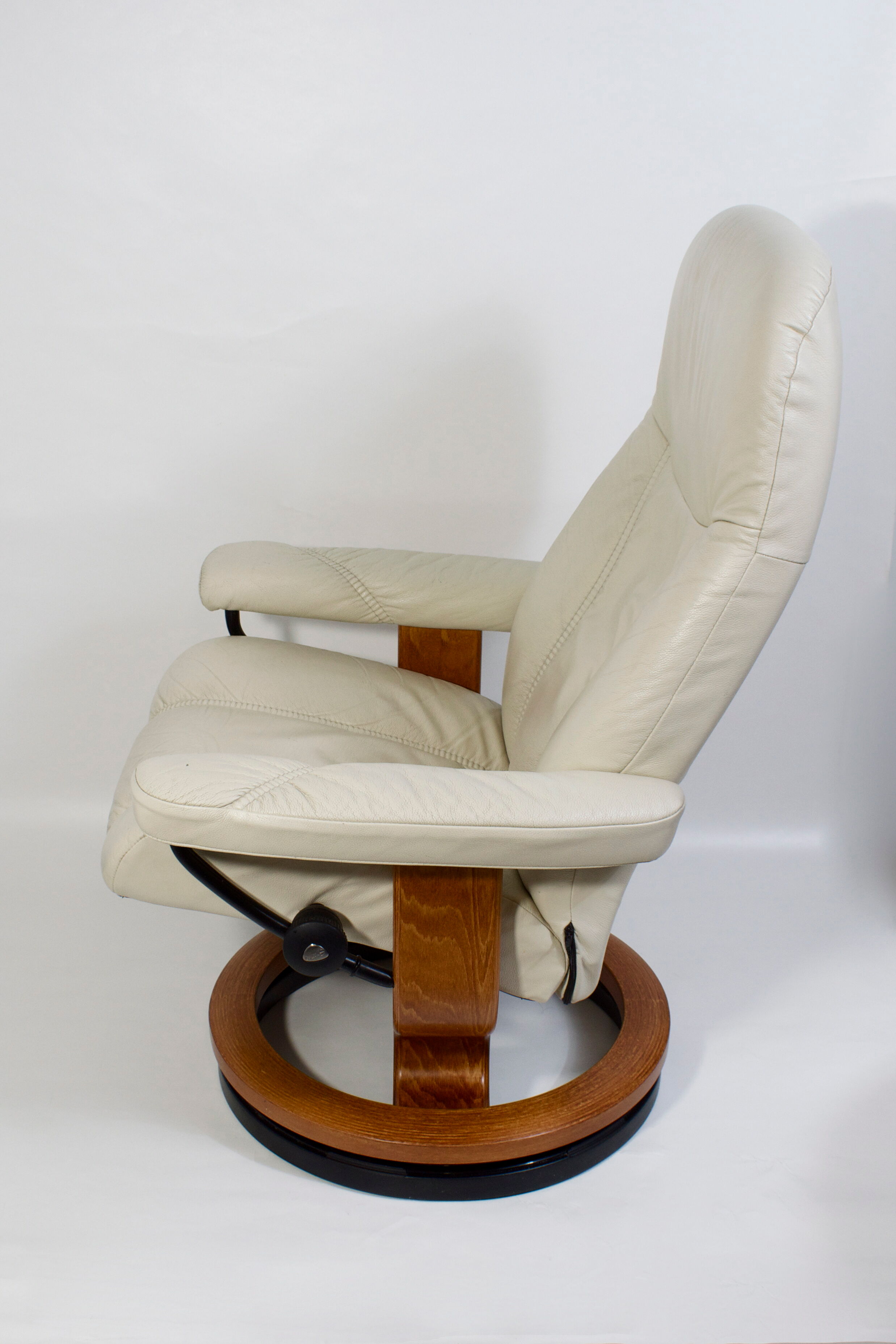 Stressless relaxation chair Consul (M) Classic in teak and ivory leather, Norway