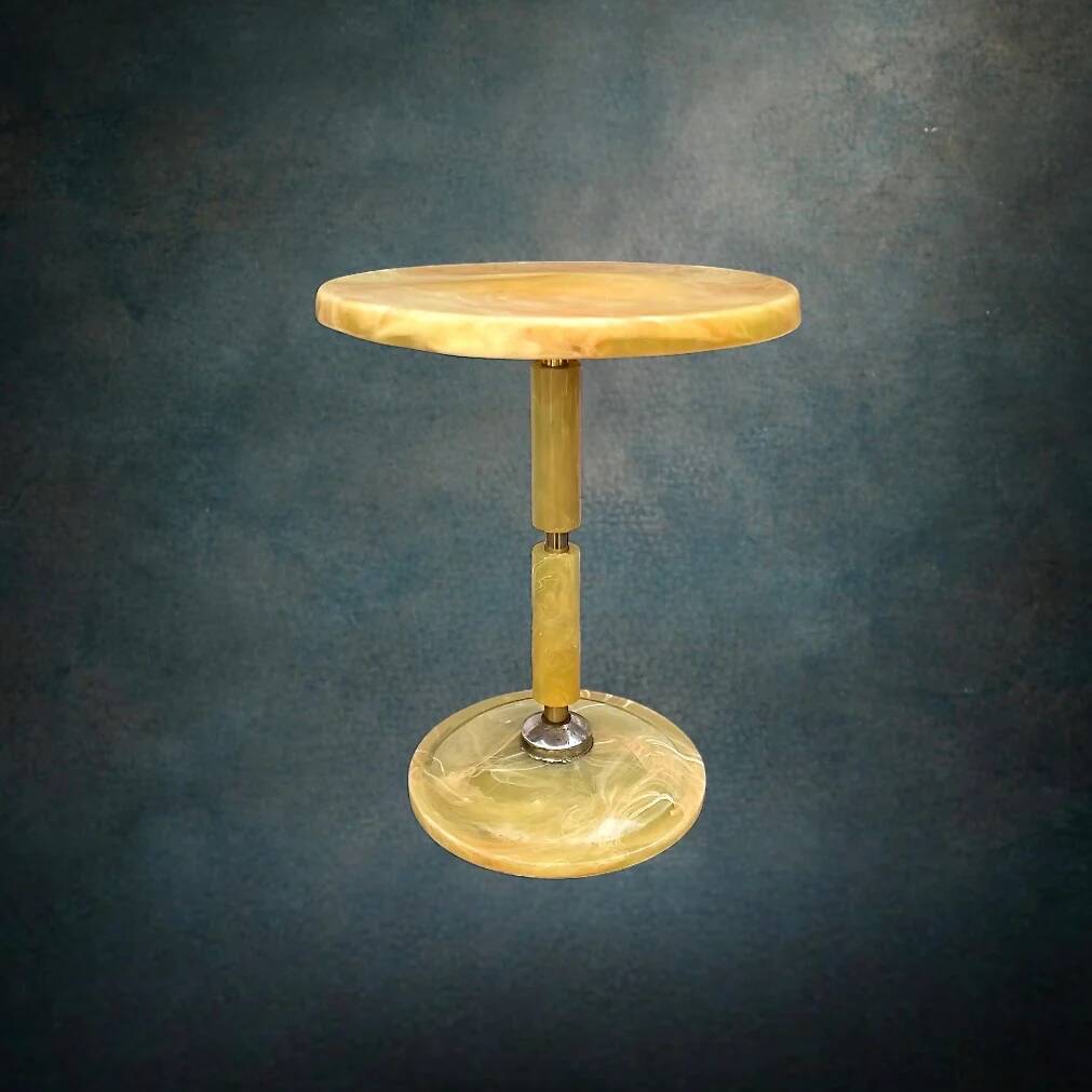 Ancienne table d’appoint en résine effet marbre jaune et métal patiné années 70