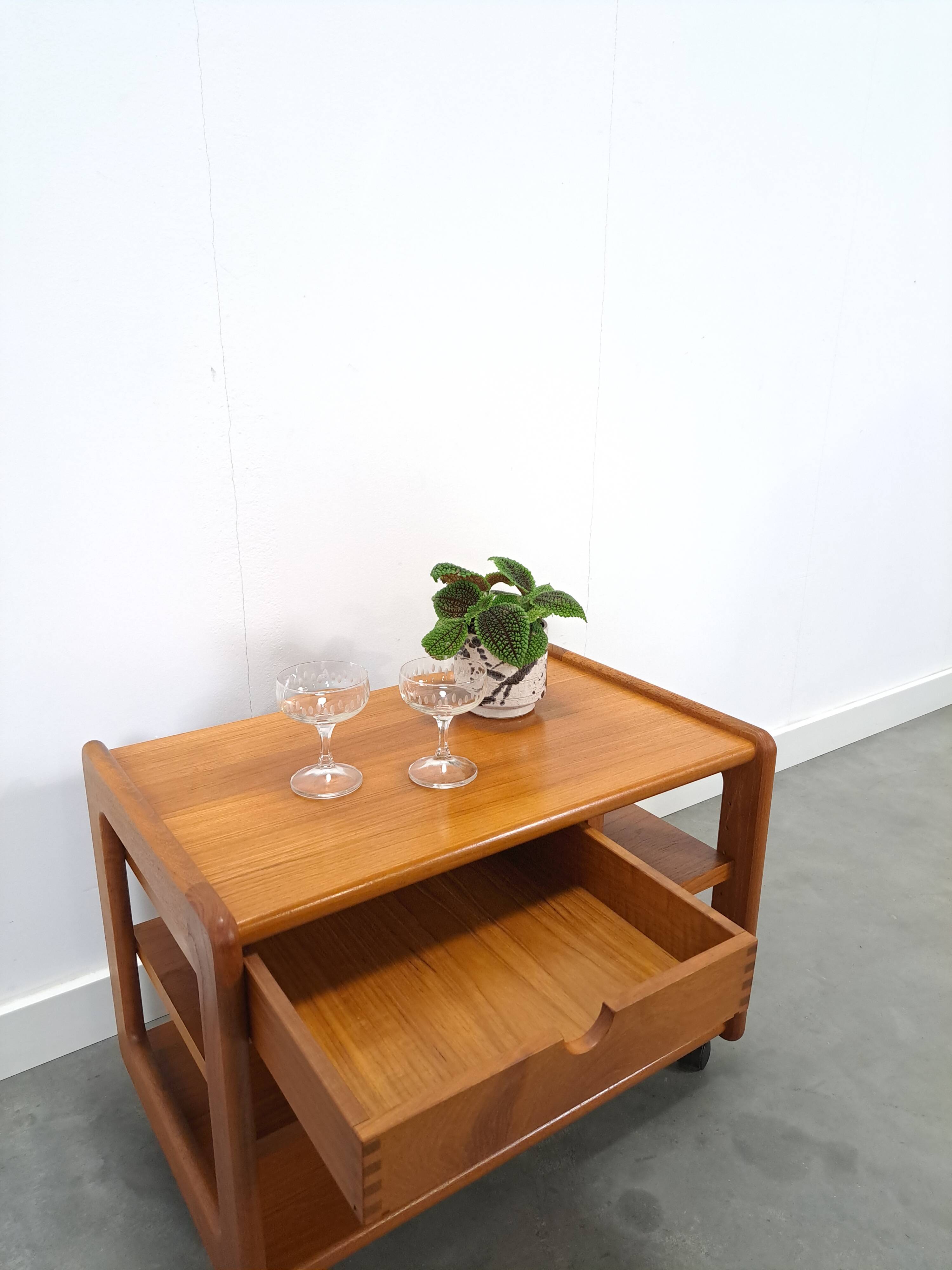 Deense teak audio trolley met lade vintage tv meubel