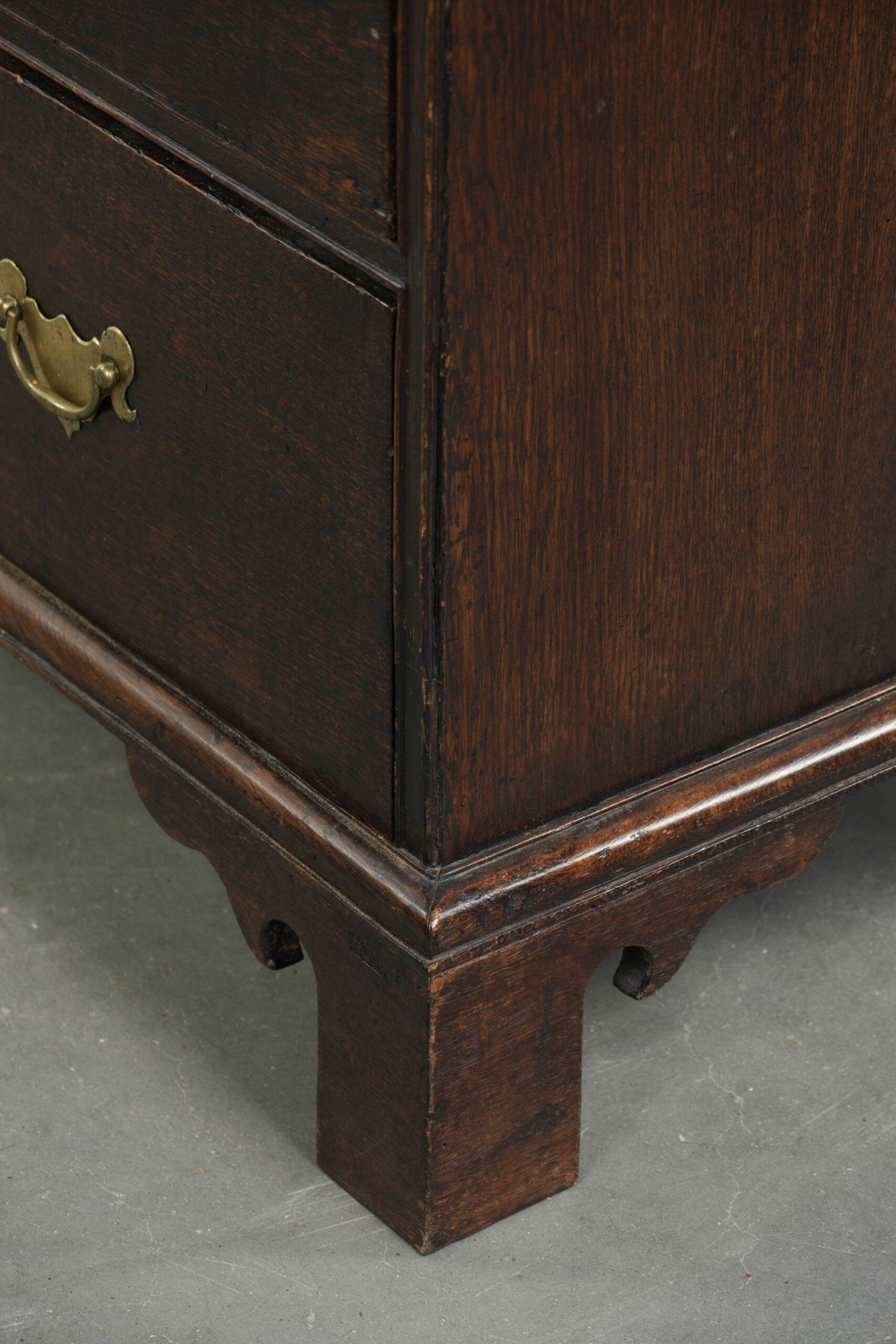 Commode en chêne anglais antique de la fin du XVIIIe siècle.