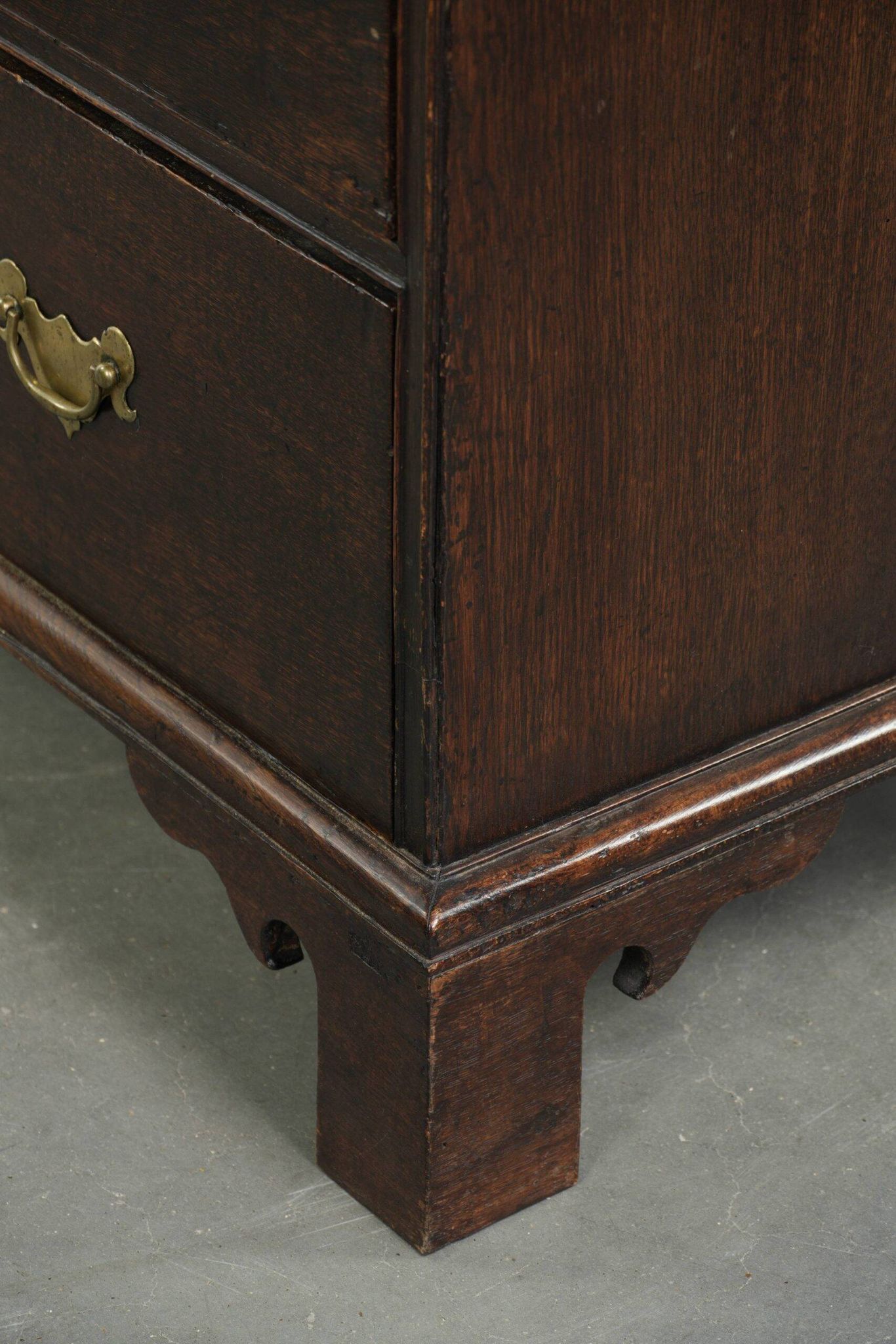 Commode en chêne anglais antique de la fin du XVIIIe siècle.