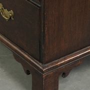 Commode en chêne anglais antique de la fin du XVIIIe siècle.