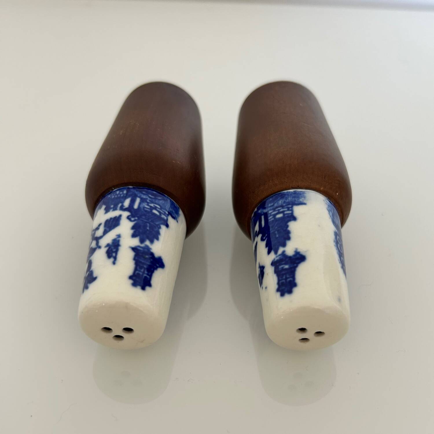 Salt and pepper shaker with blue decoration.