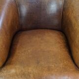 Fauteuil club en cuir de mouton de caractère avec une apparence luxueuse et rustique