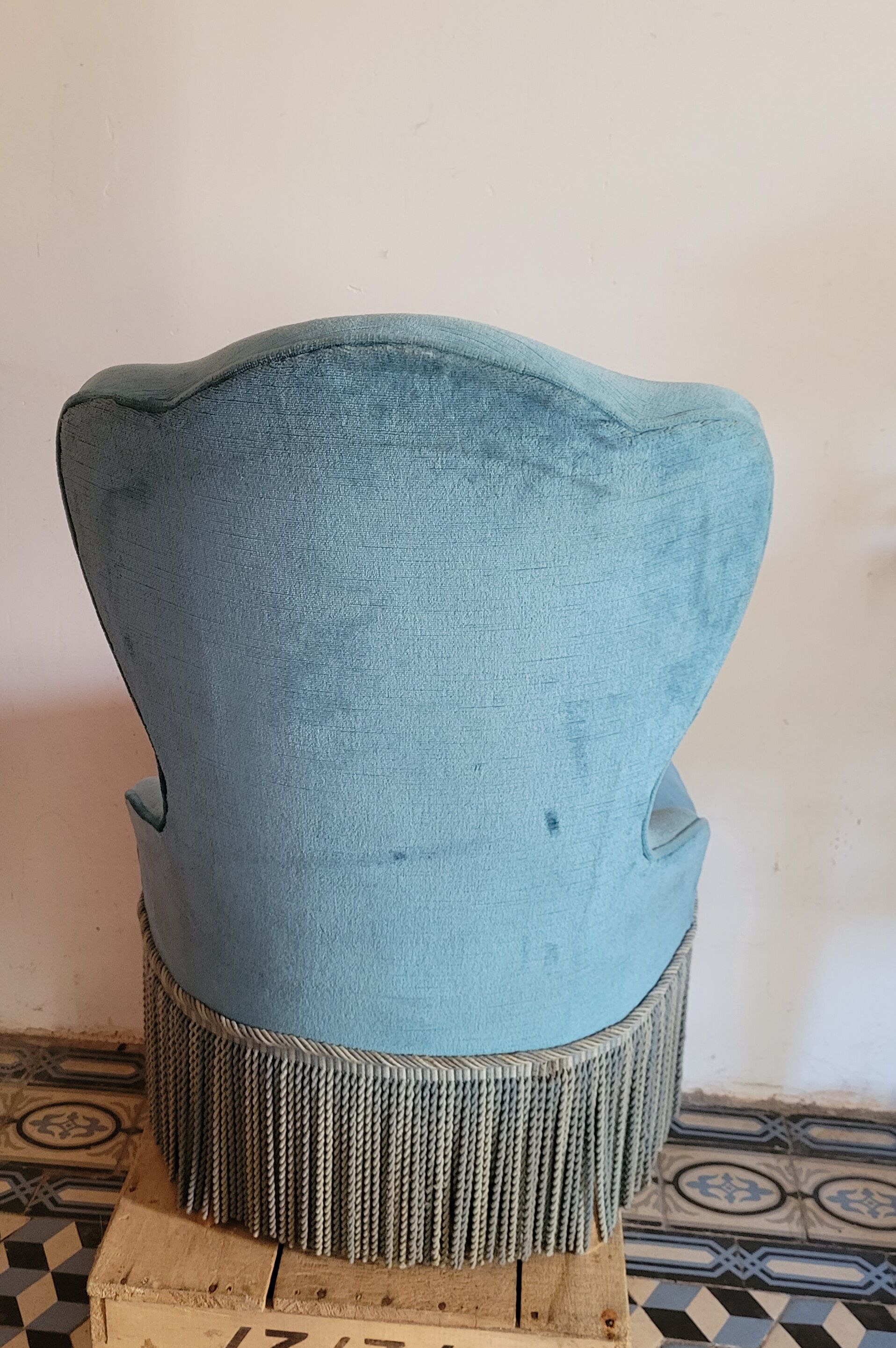 Blue toad armchair with fringes