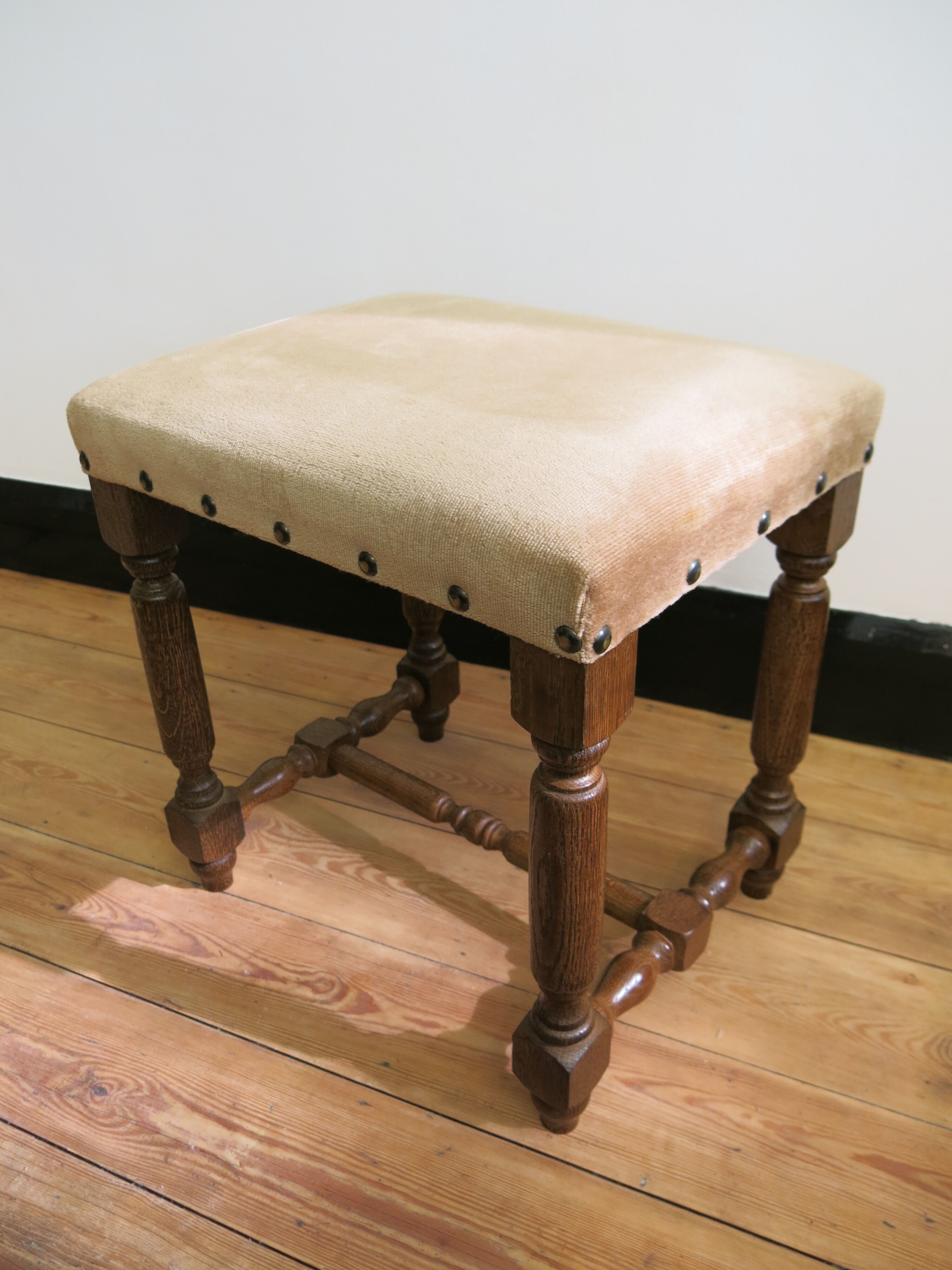 Footrest in solid wood and velvet