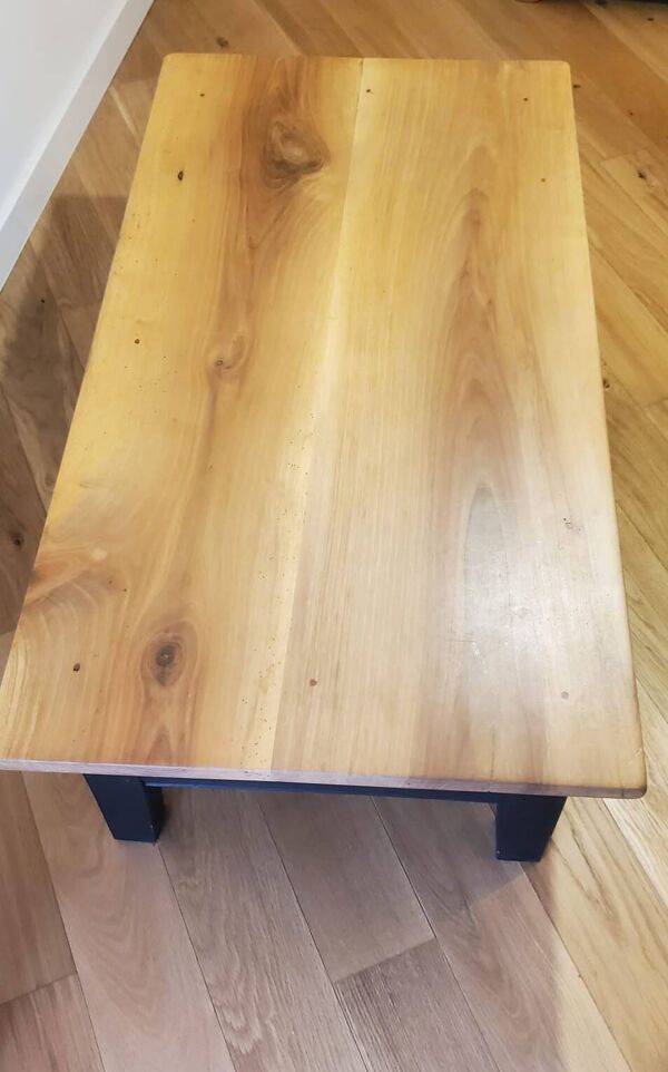 Table basse Salon bois massif fruitier Piètement noir antiquaire