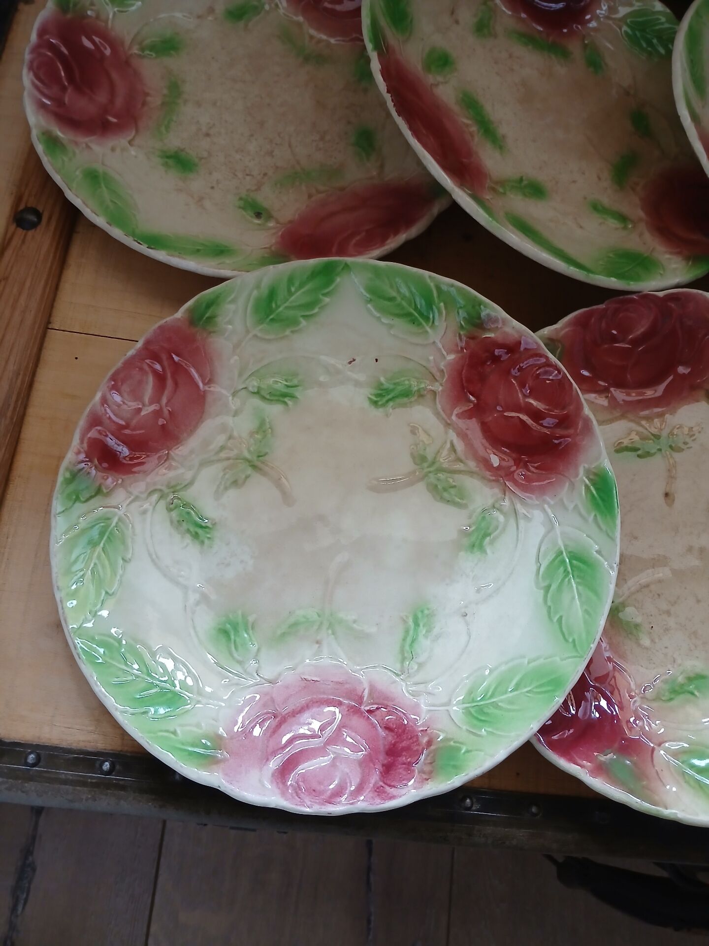 10 assiettes très anciennes en barbotine 