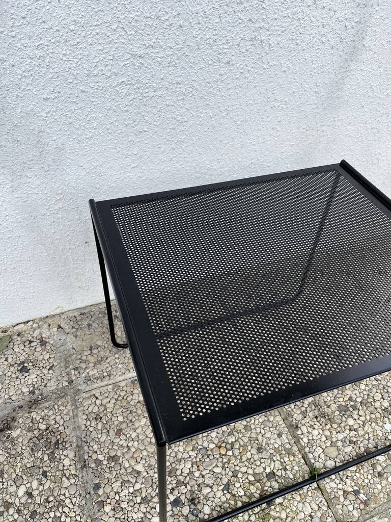 Minimalist nesting table