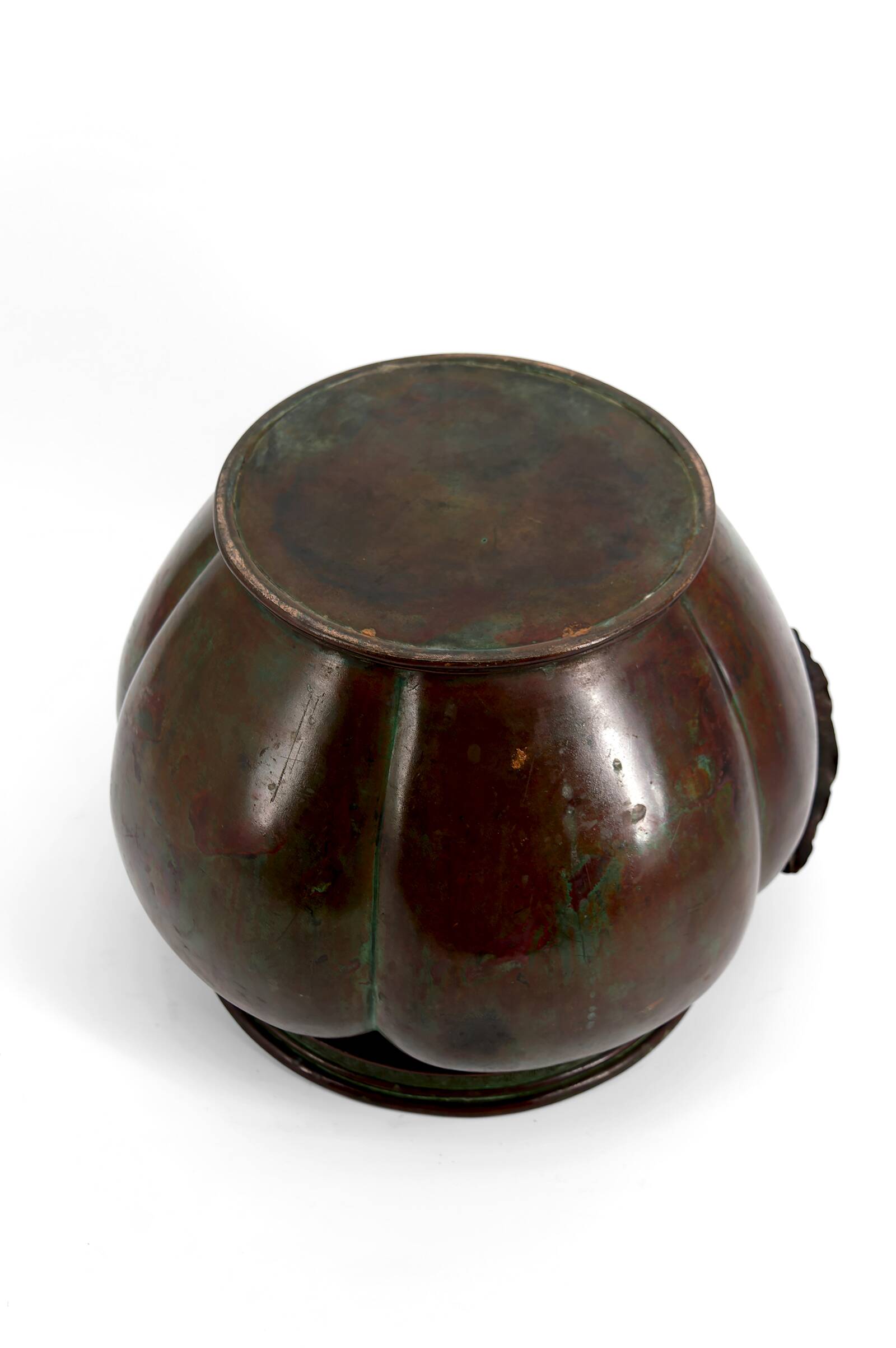 Exceptional planter / cache-pot in patinated Japanese bronze circa 1880.