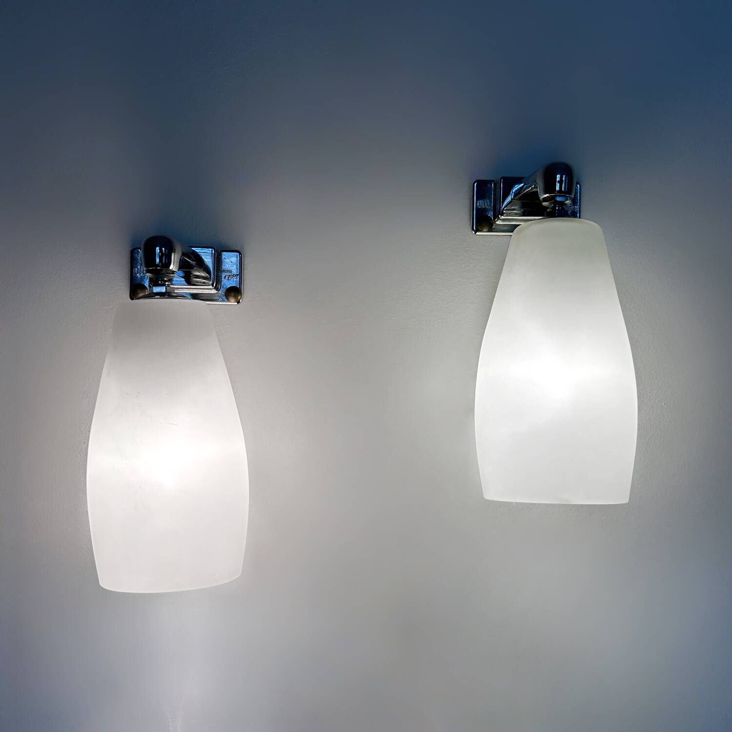 INDA 70s design opaline wall lights (X2)