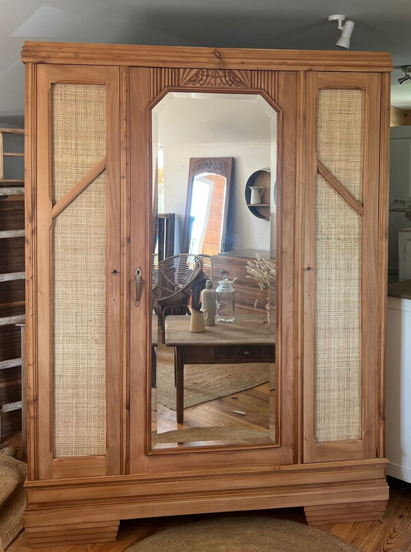 Grande armoire ancienne en bois massif brut et cannage naturel