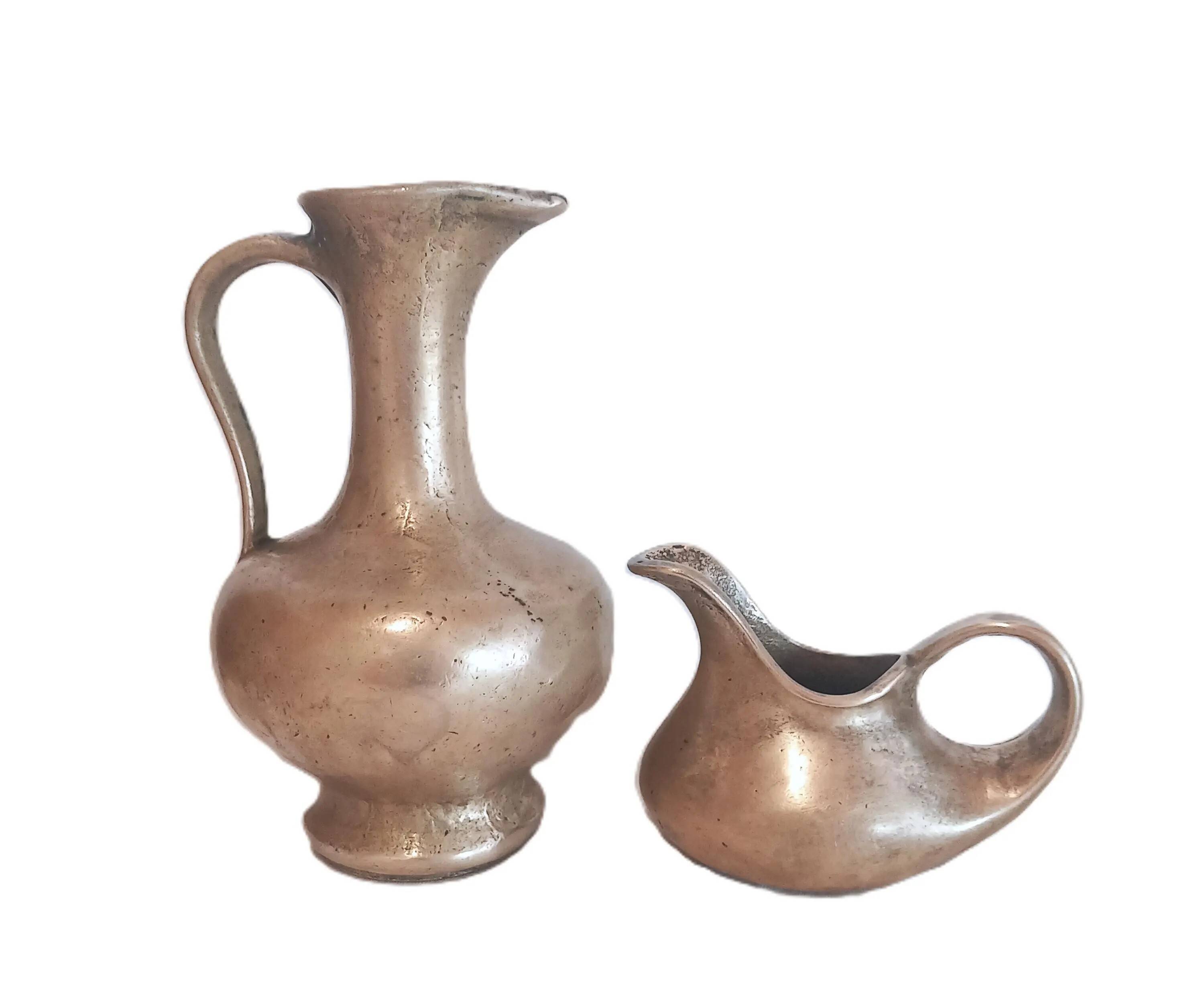 Set of 2 bronze jugs