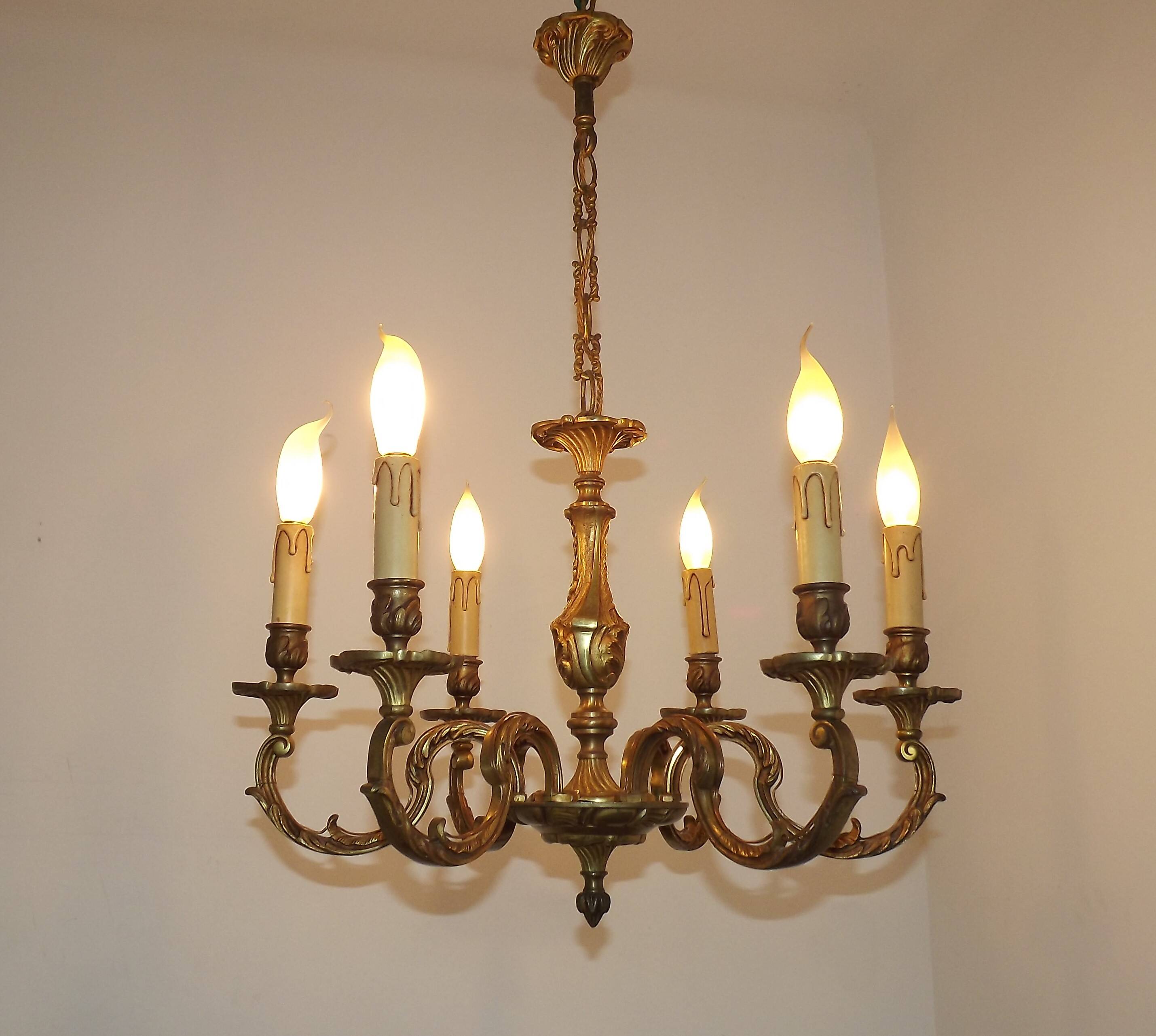 Lustre Art nouveau français en bronze à 6 lumières avec bras en volutes et détails en forme de feuilles