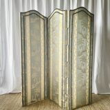 Antique Chinoiserie-style screen from the early 20th century in damask silk.