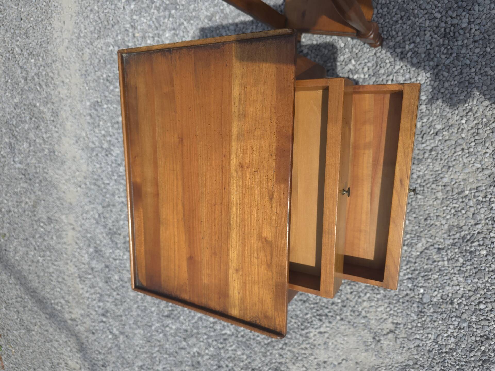 Paire de tables de chevet en merisier massif