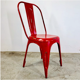 Ensemble de quatre chaises basses en acier rouge