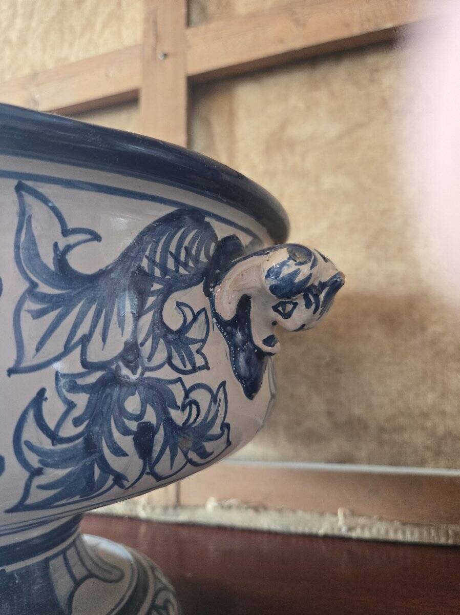 Antoine Montagnon in Nevers: footed bowl in porcelain with blue decoration.
